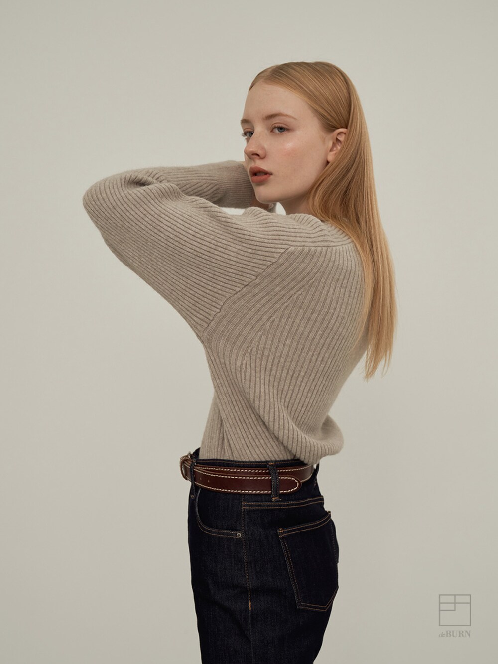 ベージュ系のニット/セーターを着用したレディースの冬コーディネートの3枚目の写真