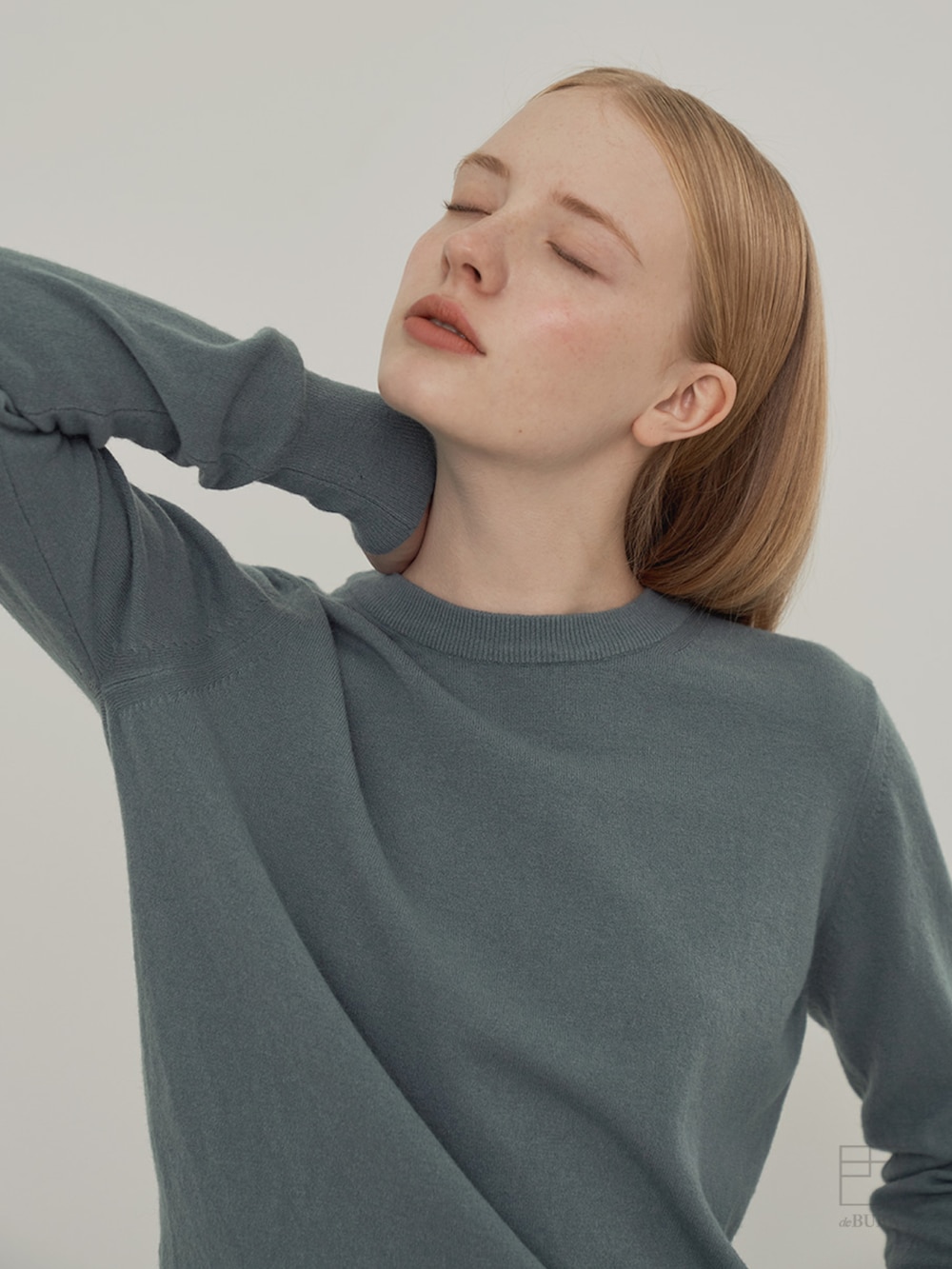 ブルー系のニット/セーターを着用したレディースの冬コーディネートの4枚目の写真