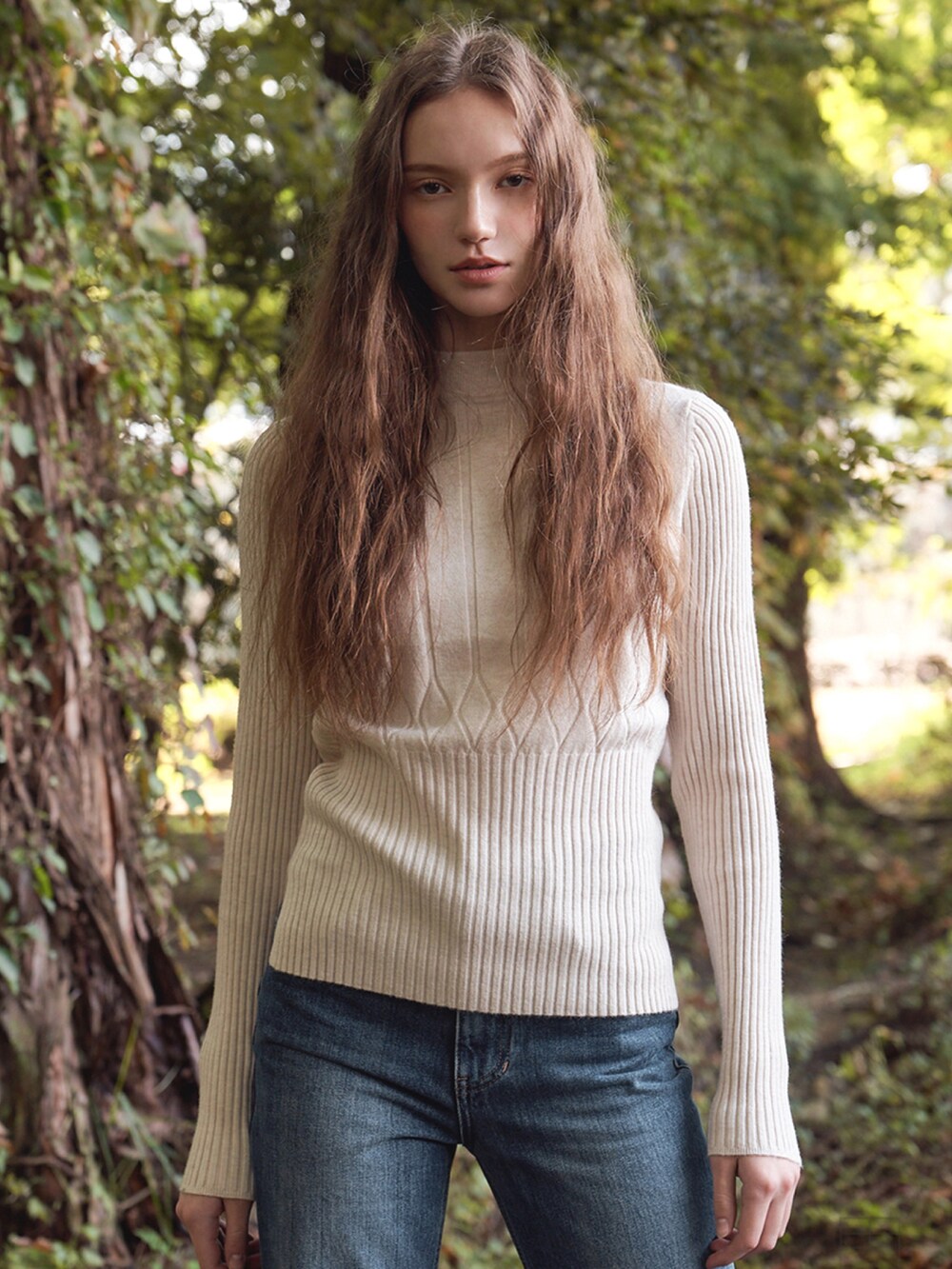 ベージュ系のニット/セーター、ベージュ系のニット/セーターを着用したレディースの冬コーディネートの2枚目の写真