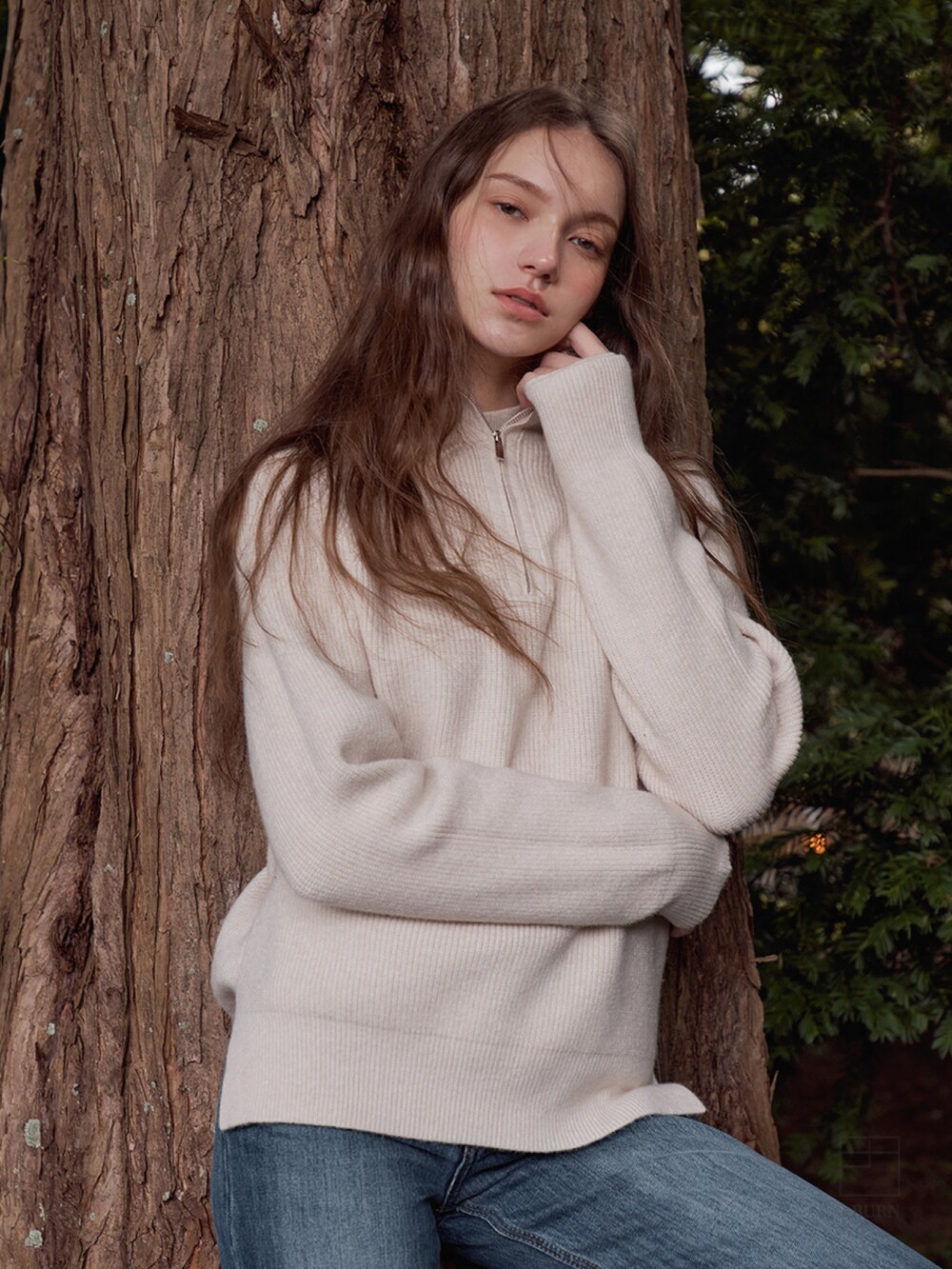 ベージュ系のニット/セーターを着用したレディースの冬コーディネートの4枚目の写真