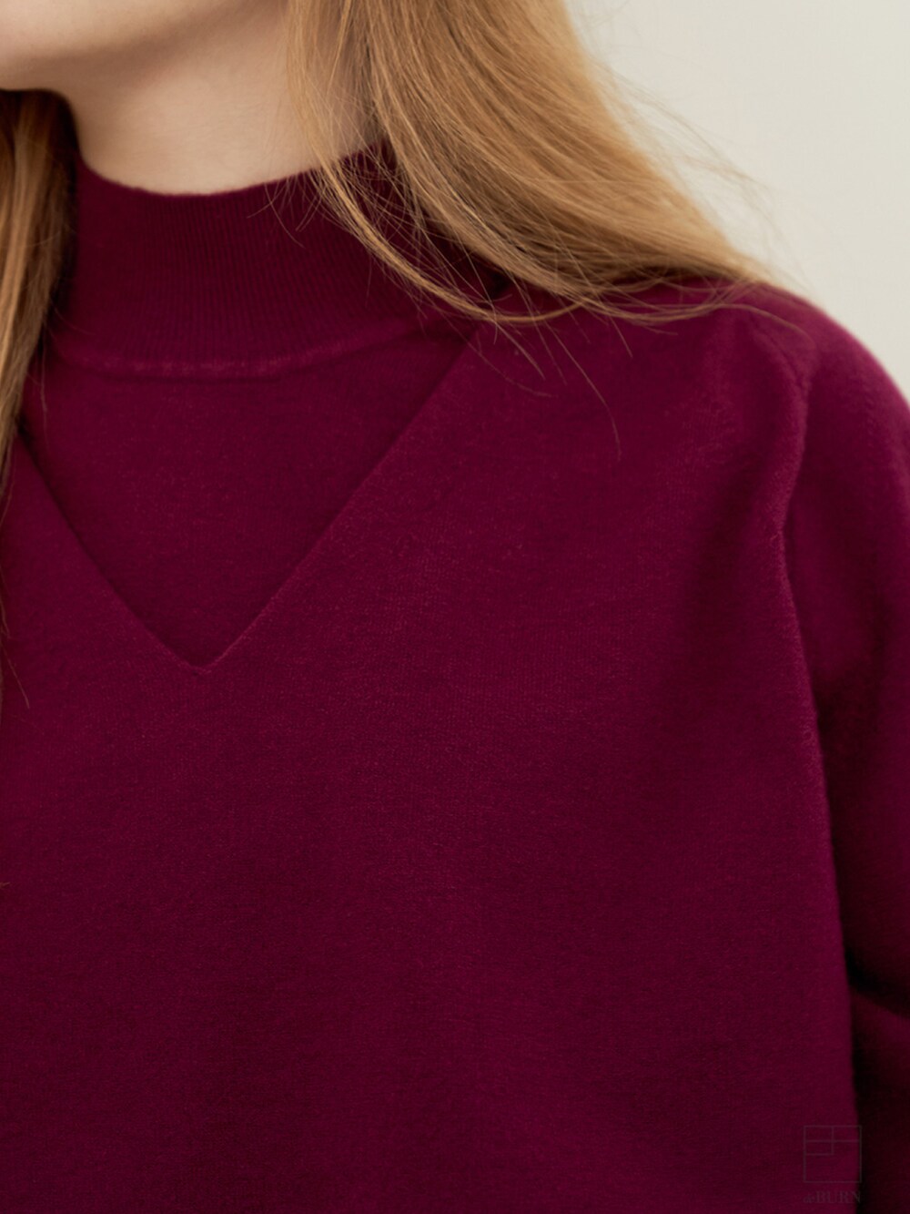 パープル系のニット/セーター、パープル系のニット/セーターを着用したレディースの冬コーディネートの2枚目の写真