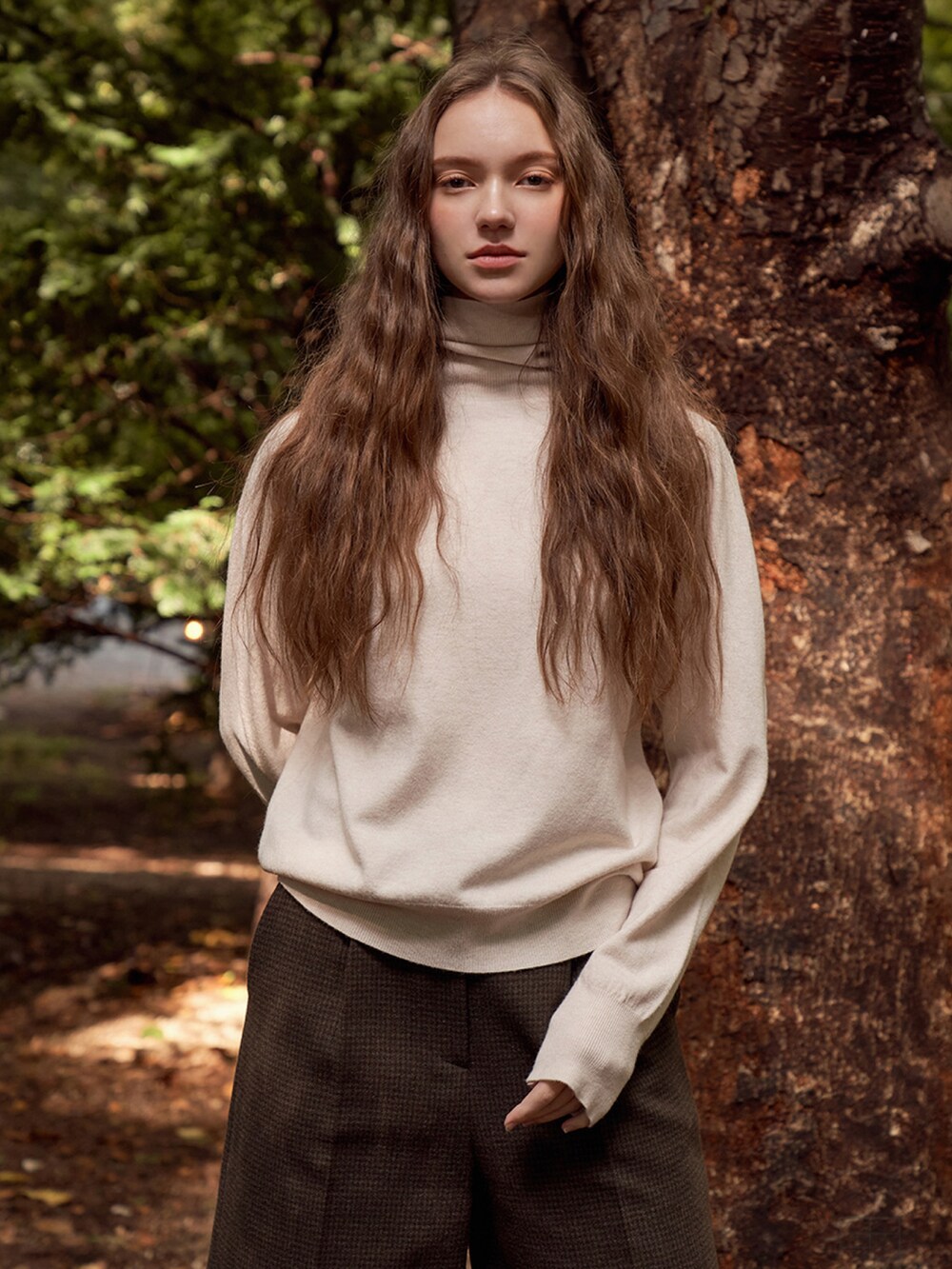 ベージュ系のニット/セーターを着用したレディースの冬コーディネートの3枚目の写真