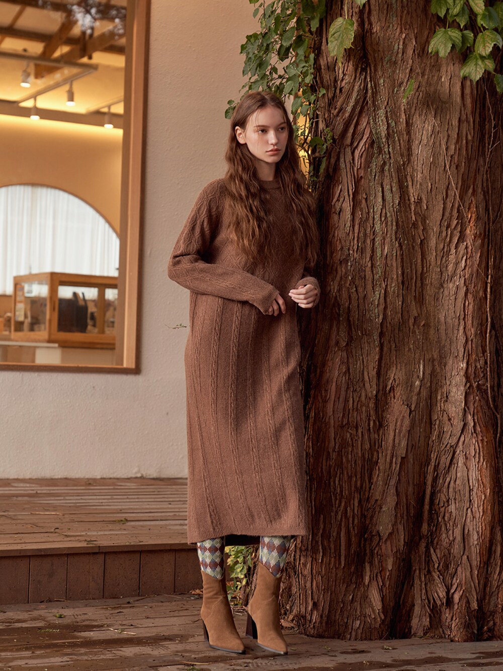 ブラウン系のドレスを着用したレディースの冬コーディネートの4枚目の写真