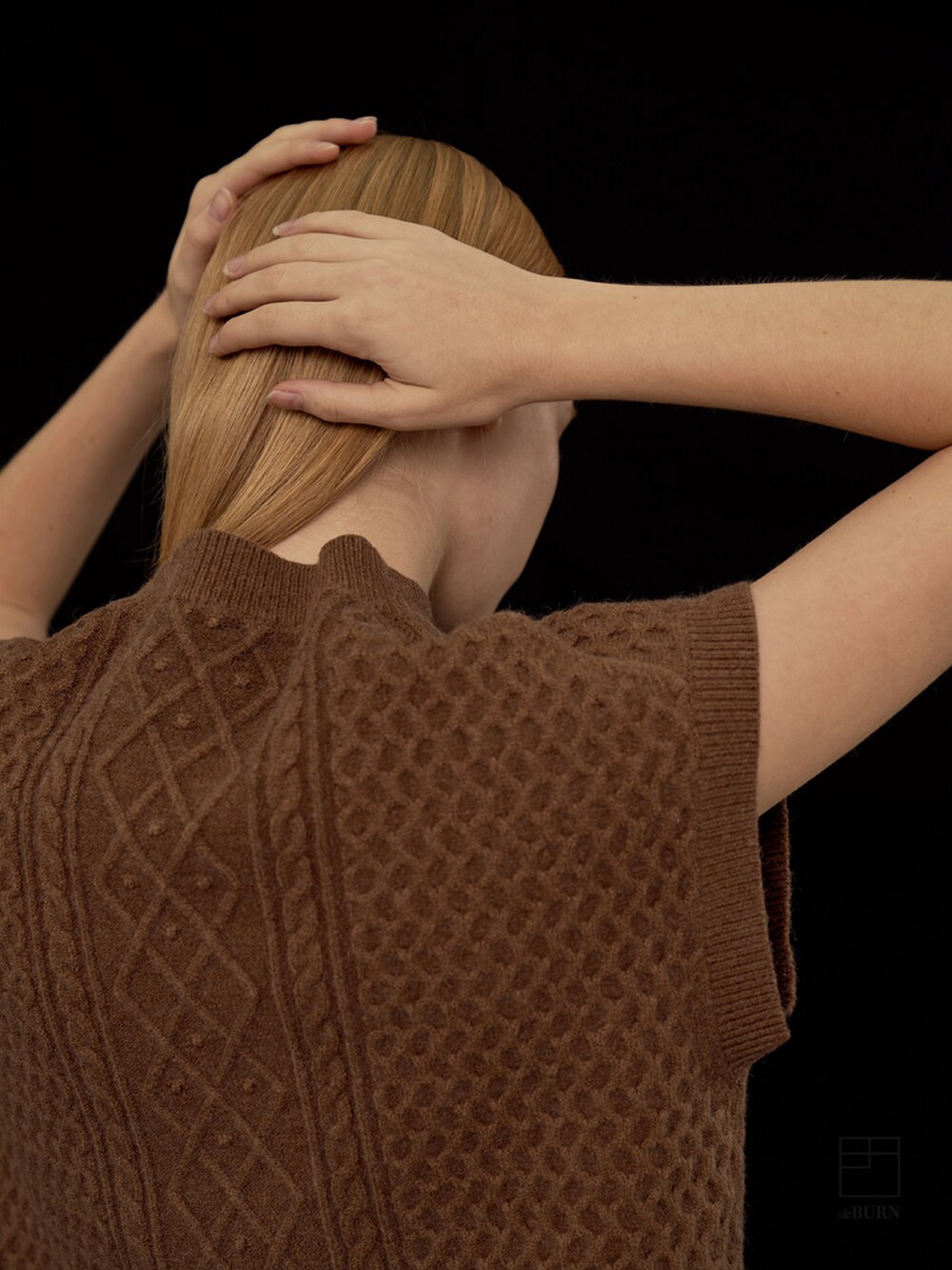 ブラウン系のニット/セーターを着用したレディースの冬コーディネートの2枚目の写真