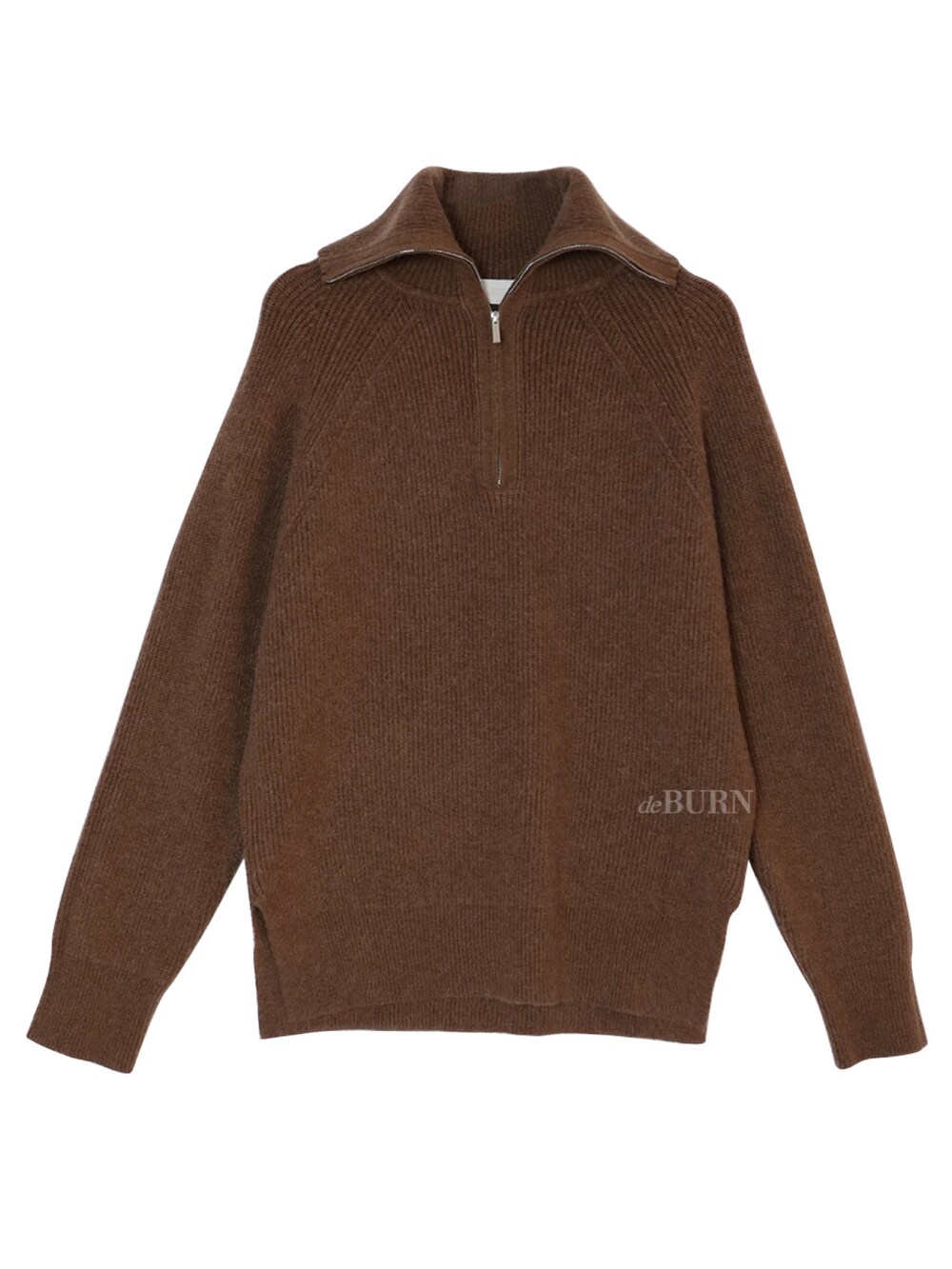 ブラウン系のニット/セーターを着用したレディースの冬コーディネートの5枚目の写真