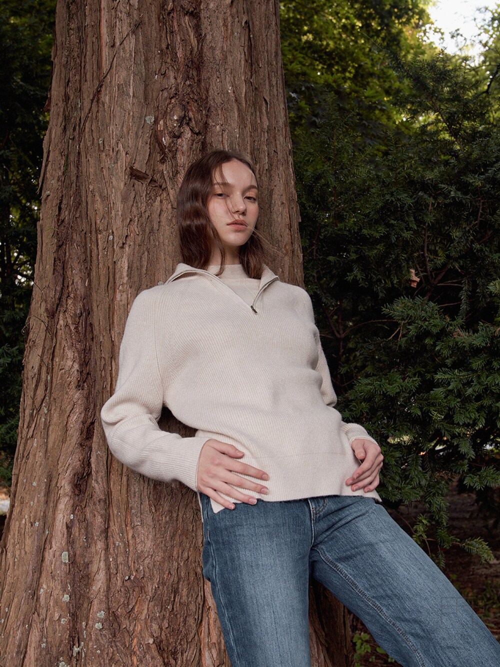 ベージュ系のニット/セーターを着用したレディースの冬コーディネートの3枚目の写真