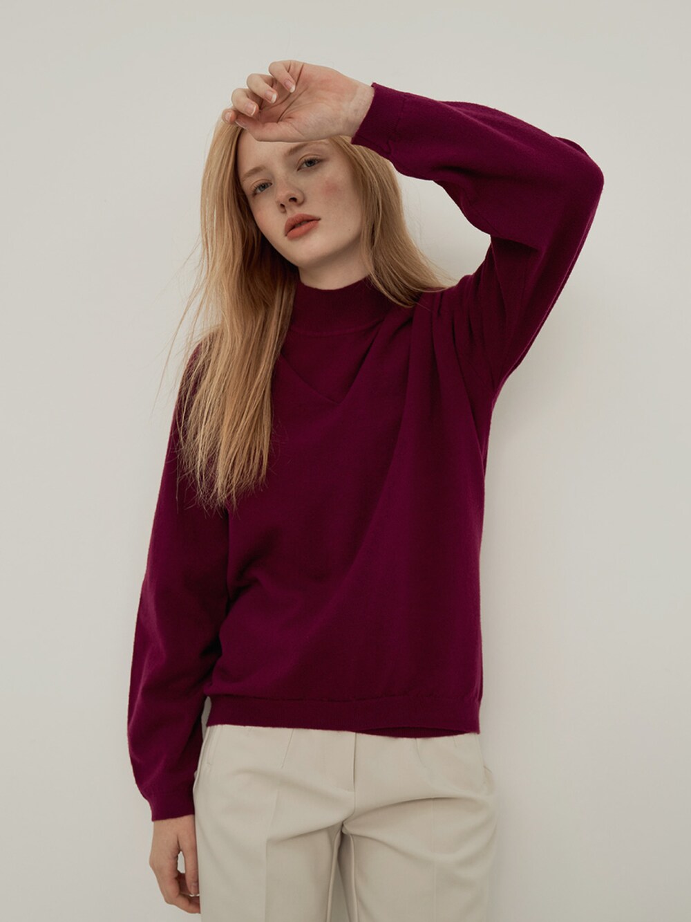 パープル系のニット/セーターを着用したレディースの冬コーディネートの5枚目の写真