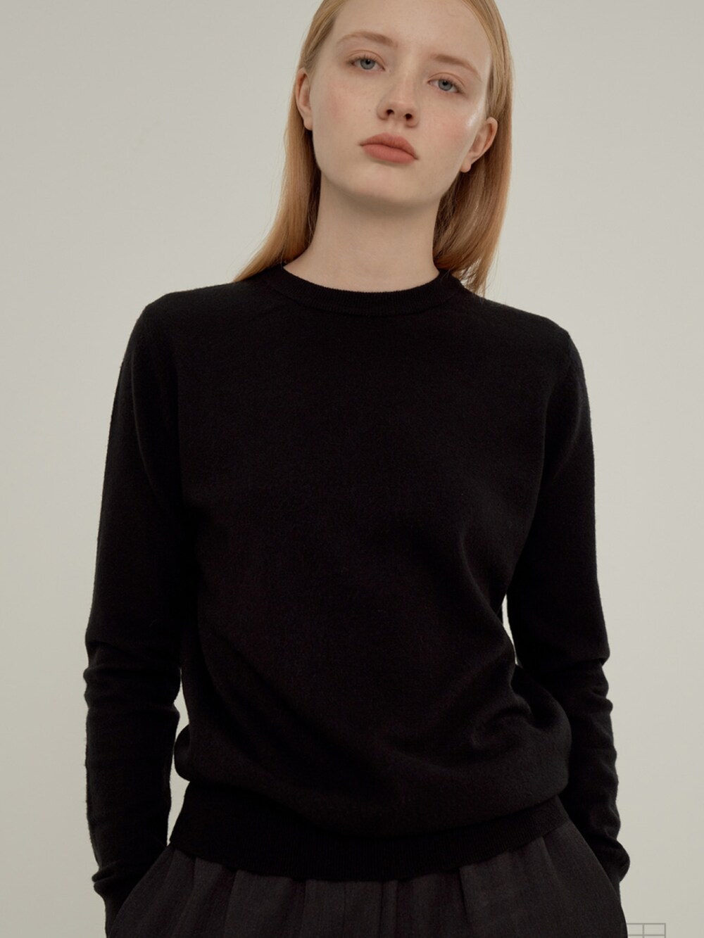 ブラック系のニット/セーターを着用したレディースの冬コーディネートの2枚目の写真