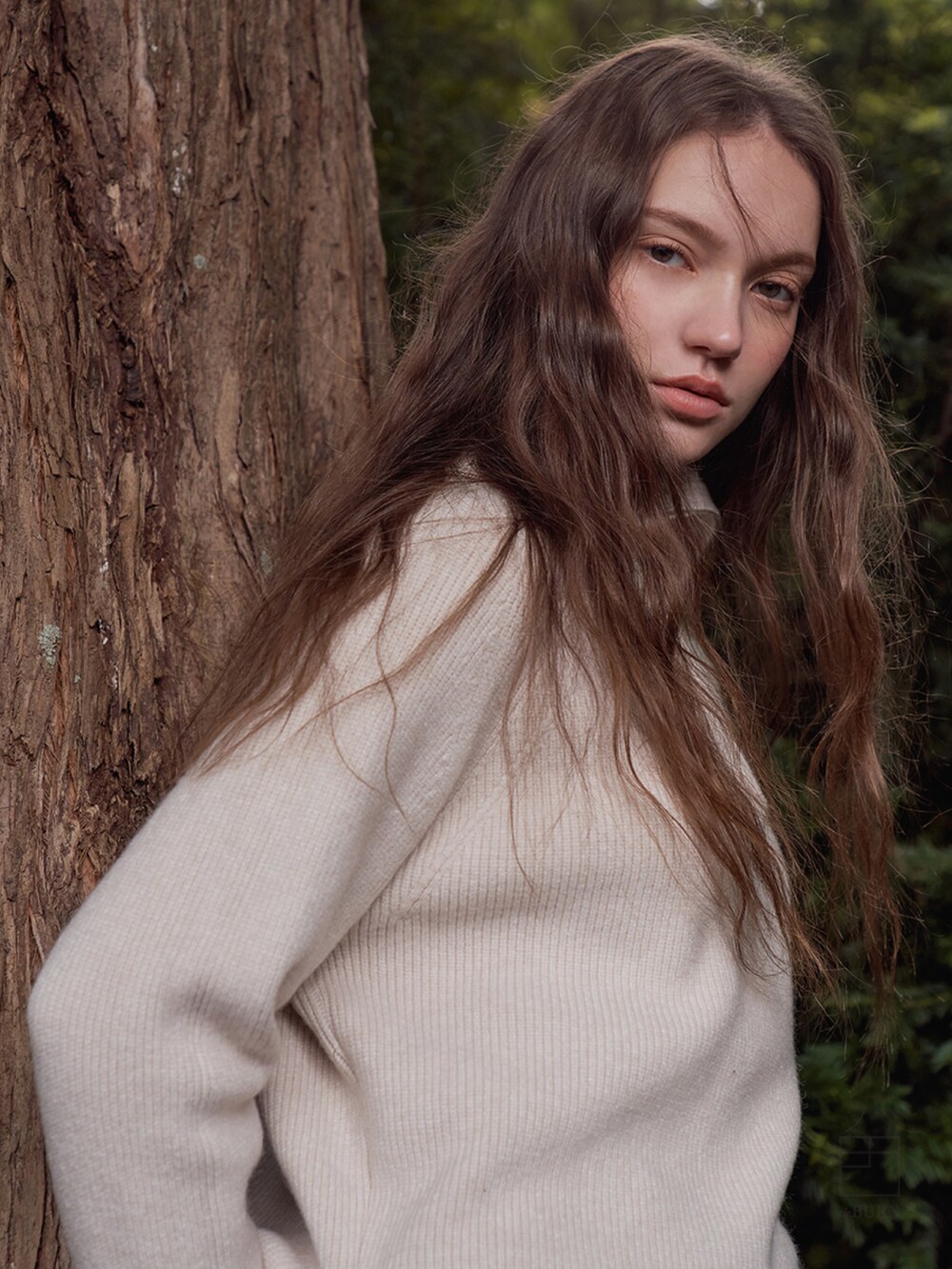 ベージュ系のニット/セーターを着用したレディースの冬コーディネートの5枚目の写真