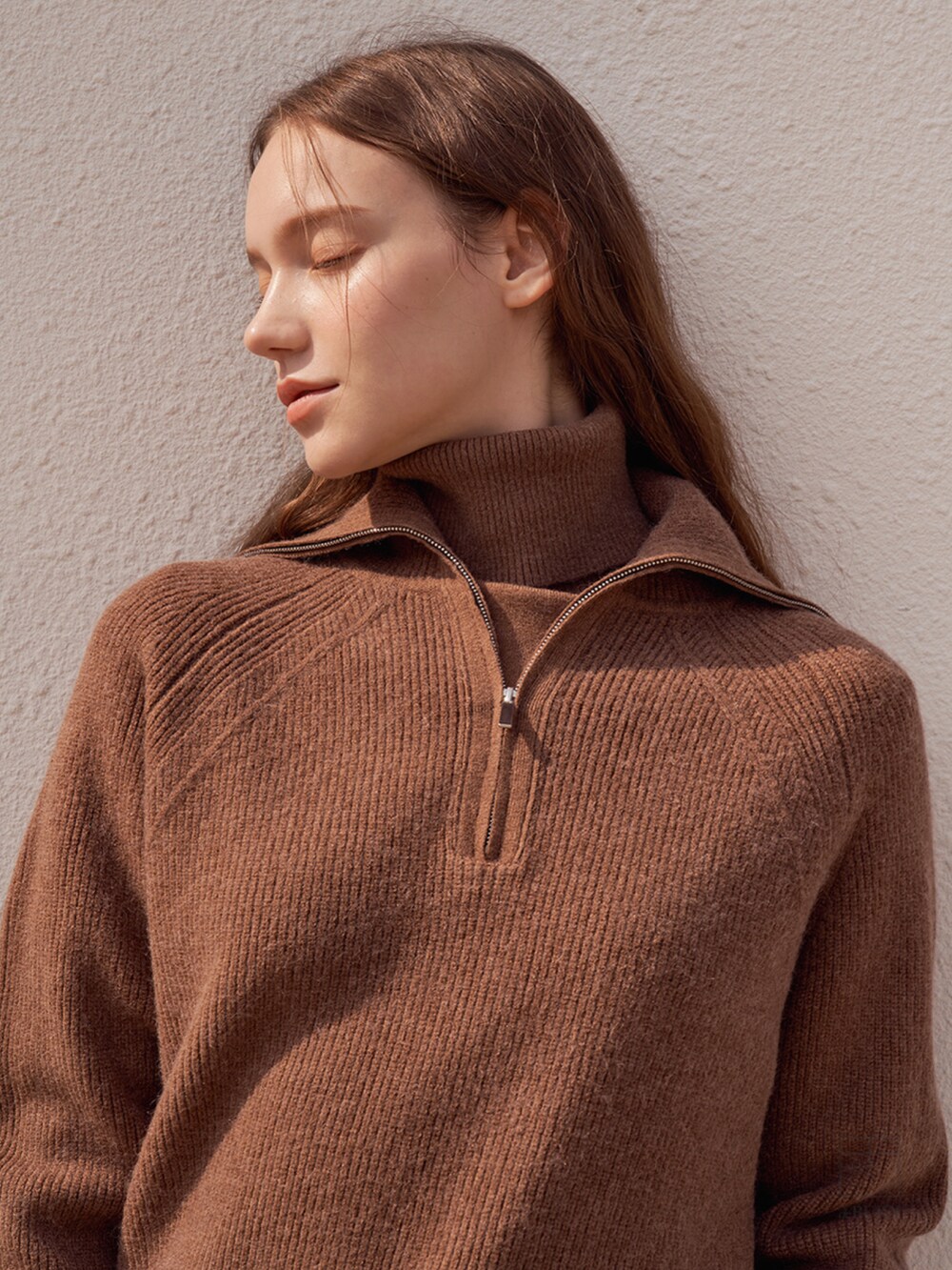 ブラウン系のニット/セーターを着用したレディースの冬コーディネートの2枚目の写真