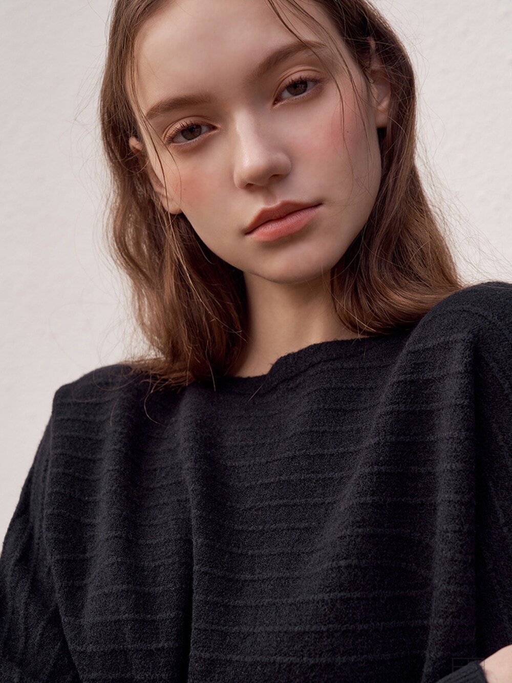 ブラック系のニット/セーターを着用したレディースの冬コーディネートの2枚目の写真