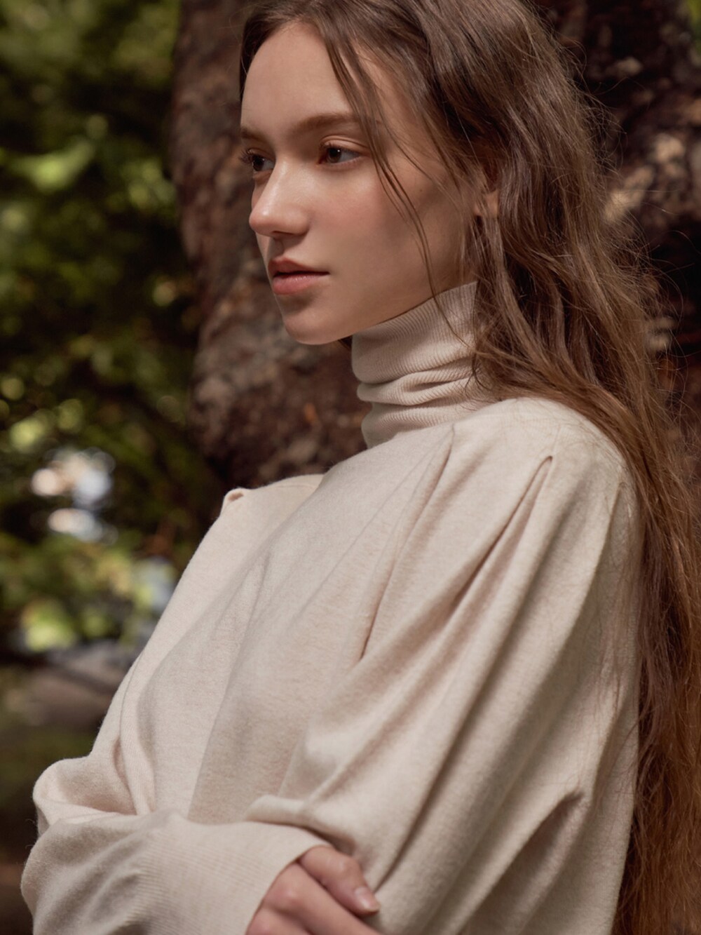 ベージュ系のニット/セーターを着用したレディースの冬コーディネートの2枚目の写真