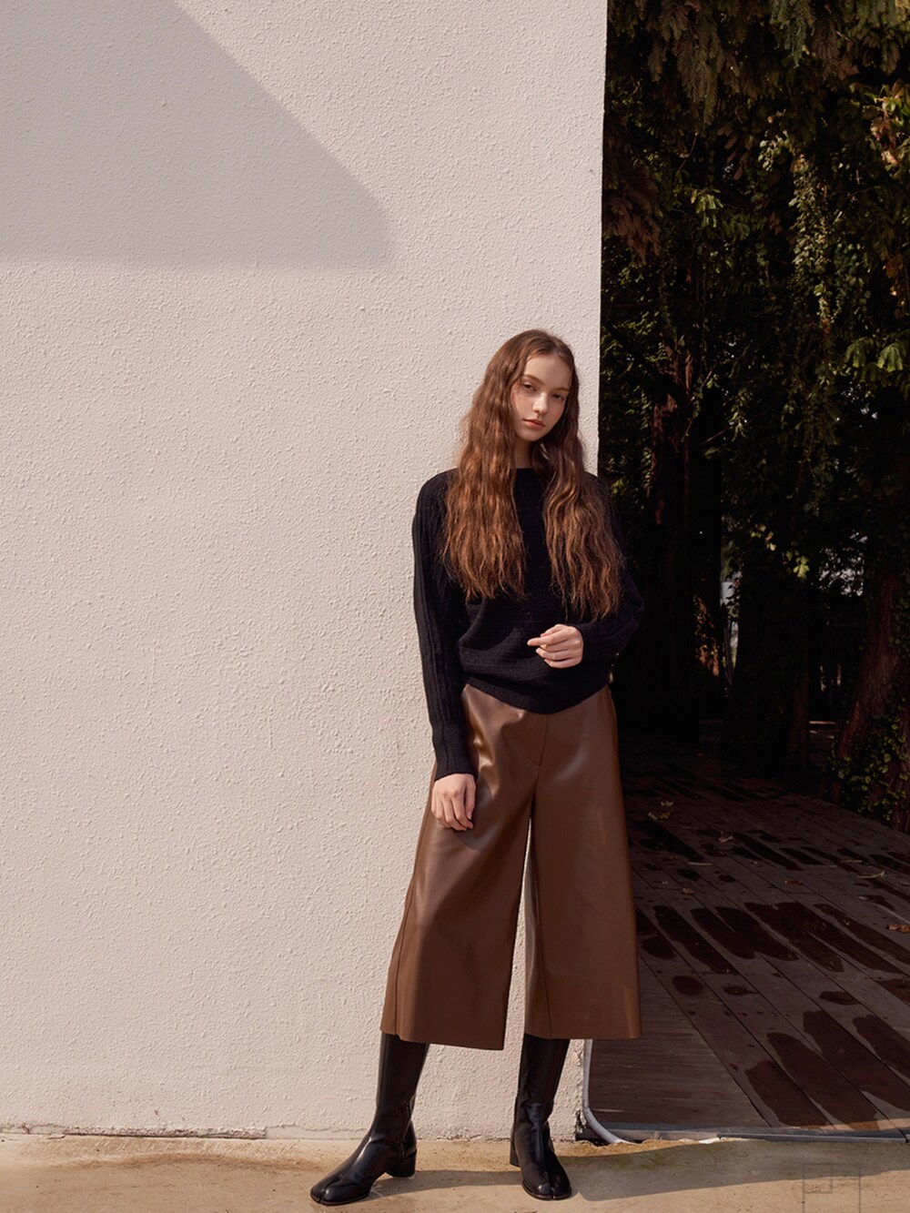 ブラック系のニット/セーターを着用したレディースの冬コーディネートの3枚目の写真