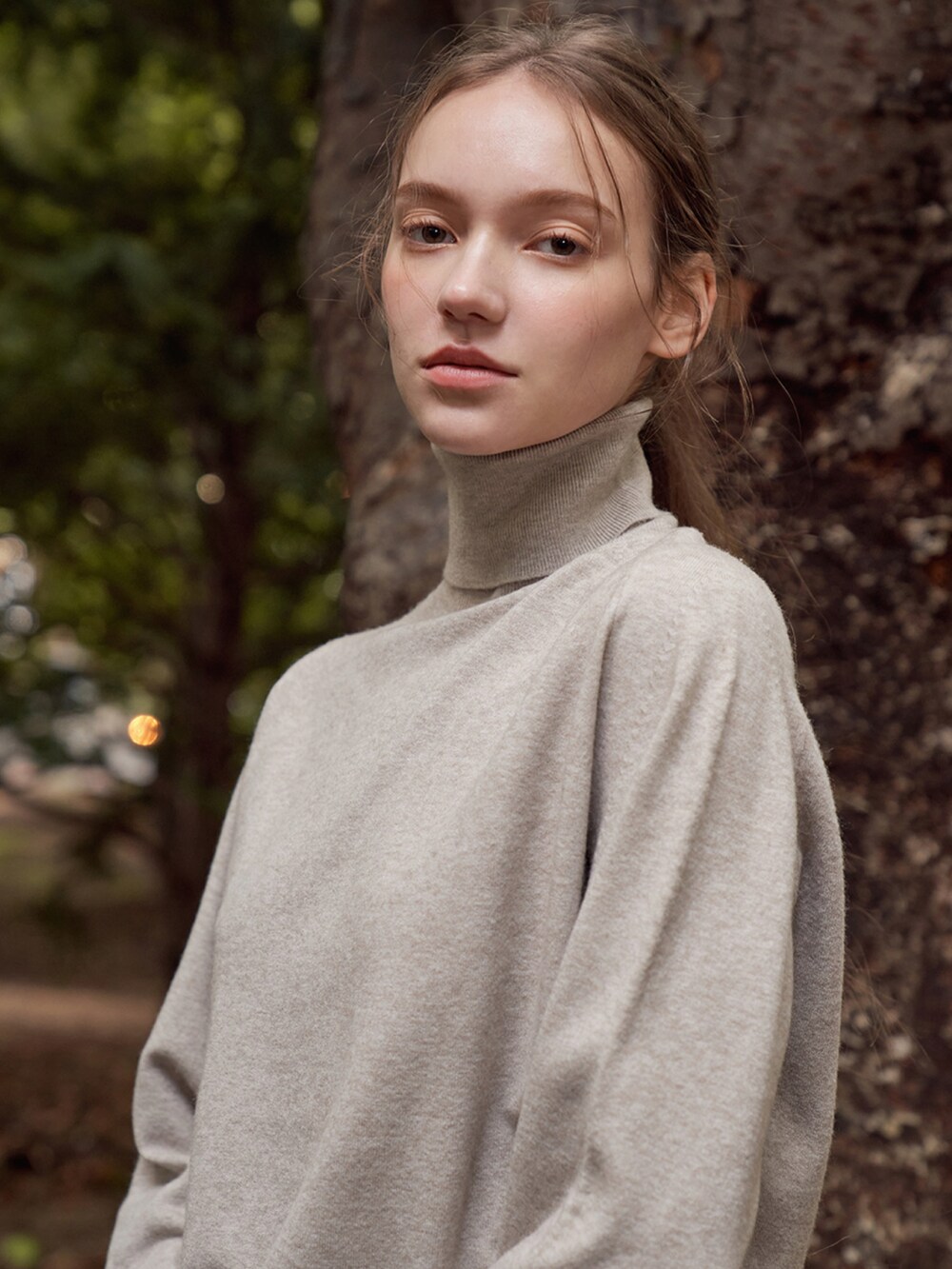 ベージュ系のニット/セーターを着用したレディースの冬コーディネートの2枚目の写真