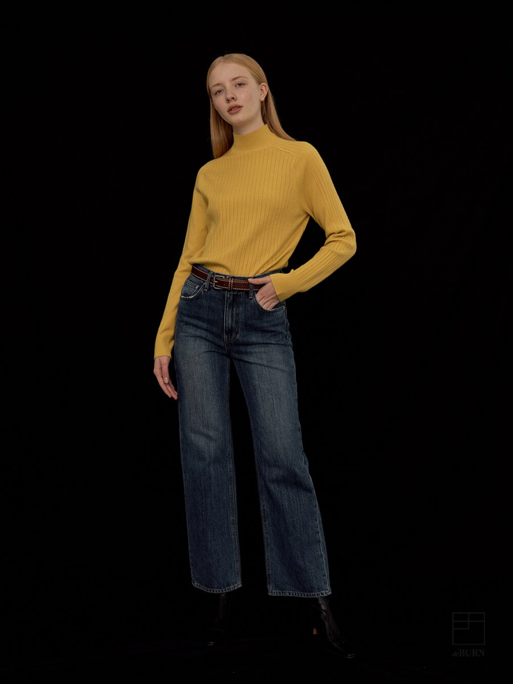 イエロー系のニット/セーターを着用したレディースの冬コーディネートの4枚目の写真