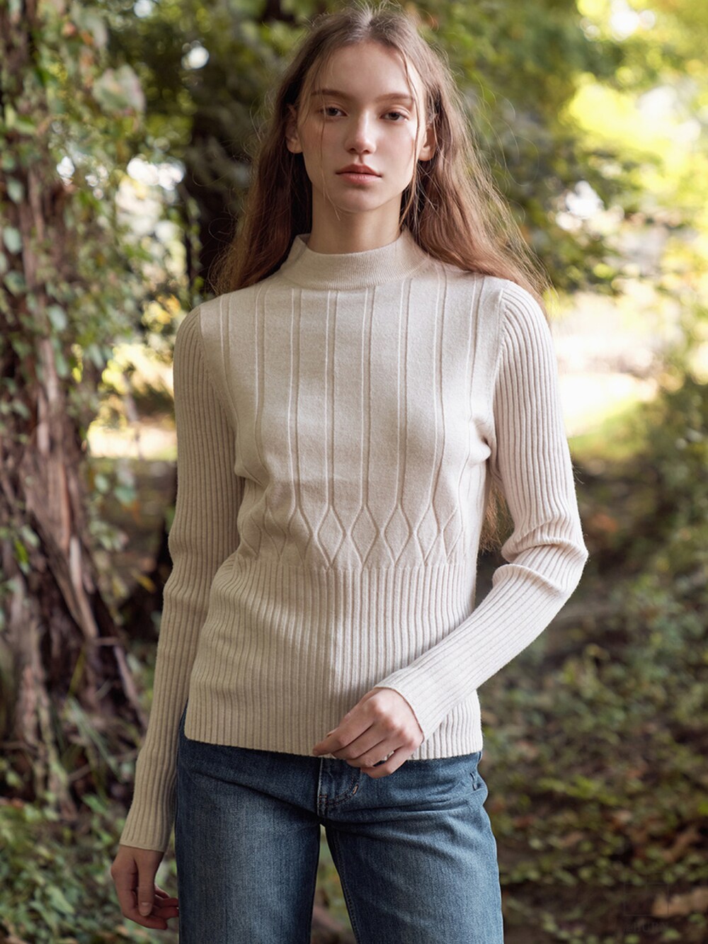 ベージュ系のニット/セーターを着用したレディースの冬コーディネートの3枚目の写真