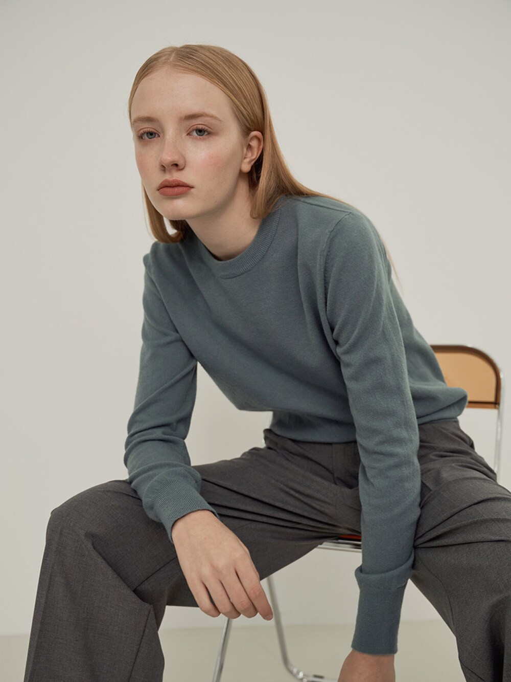 ブルー系のニット/セーターを着用したレディースの冬コーディネートの5枚目の写真