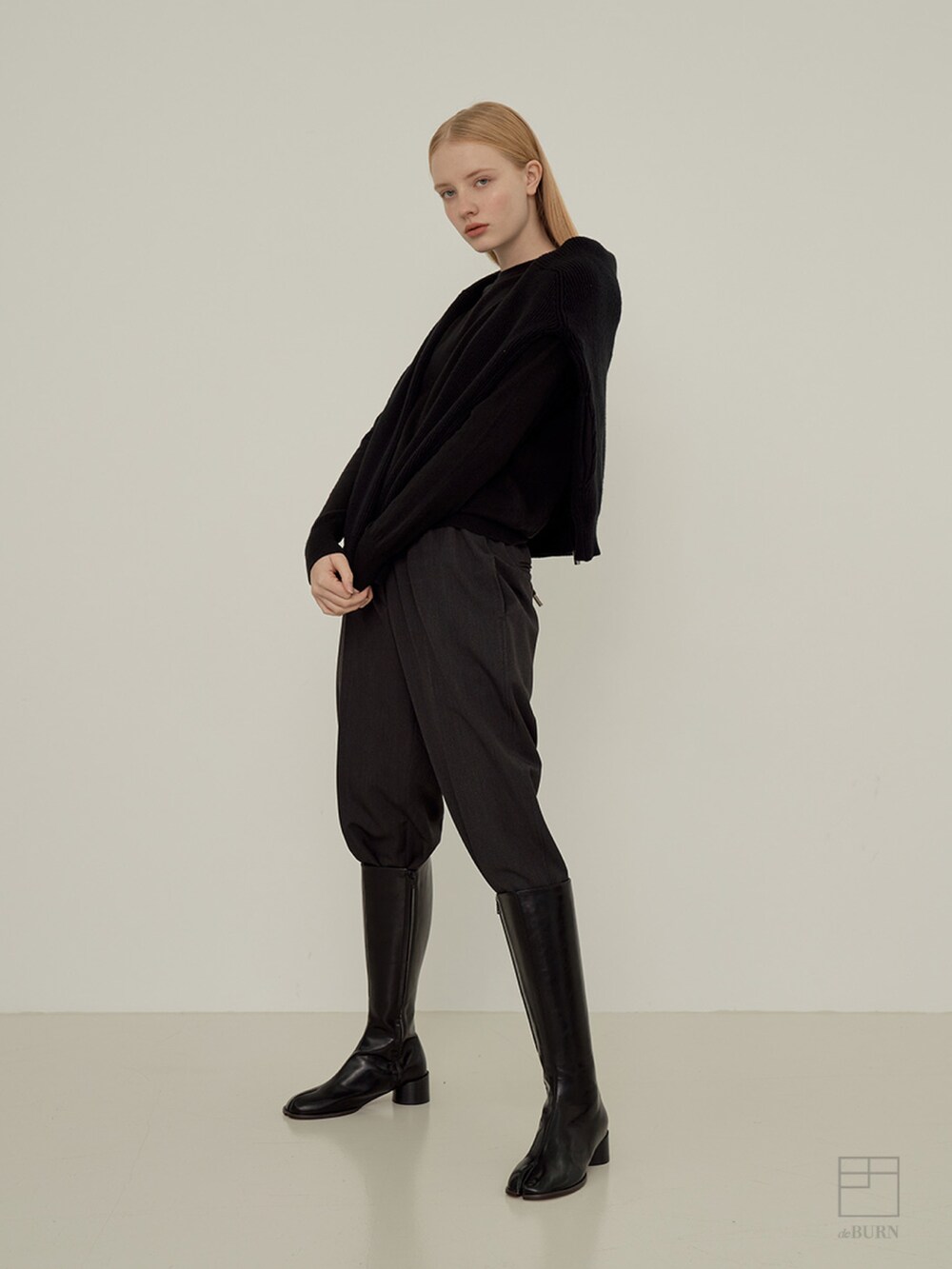 ブラック系のニット/セーターを着用したレディースの冬コーディネートの3枚目の写真