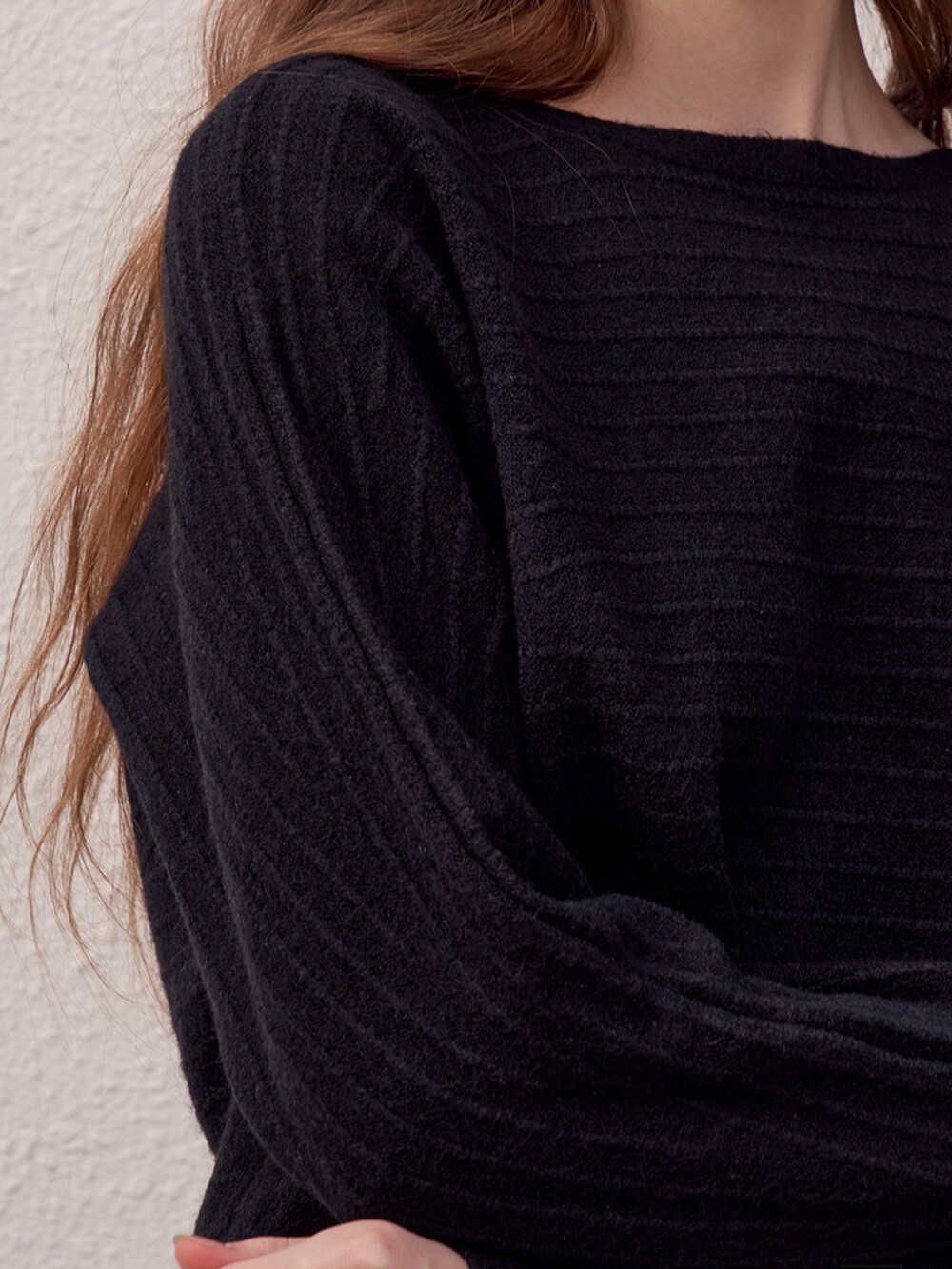 ブラック系のニット/セーターを着用したレディースの冬コーディネートの5枚目の写真