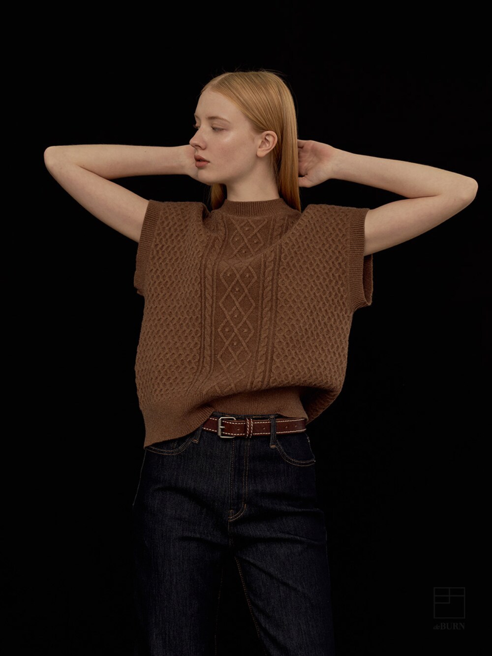 ブラウン系のニット/セーターを着用したレディースの冬コーディネートの4枚目の写真