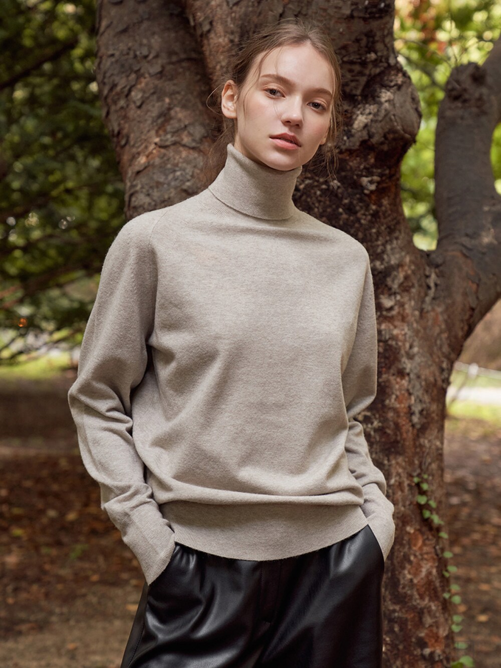 ベージュ系のニット/セーターを着用したレディースの冬コーディネートの3枚目の写真