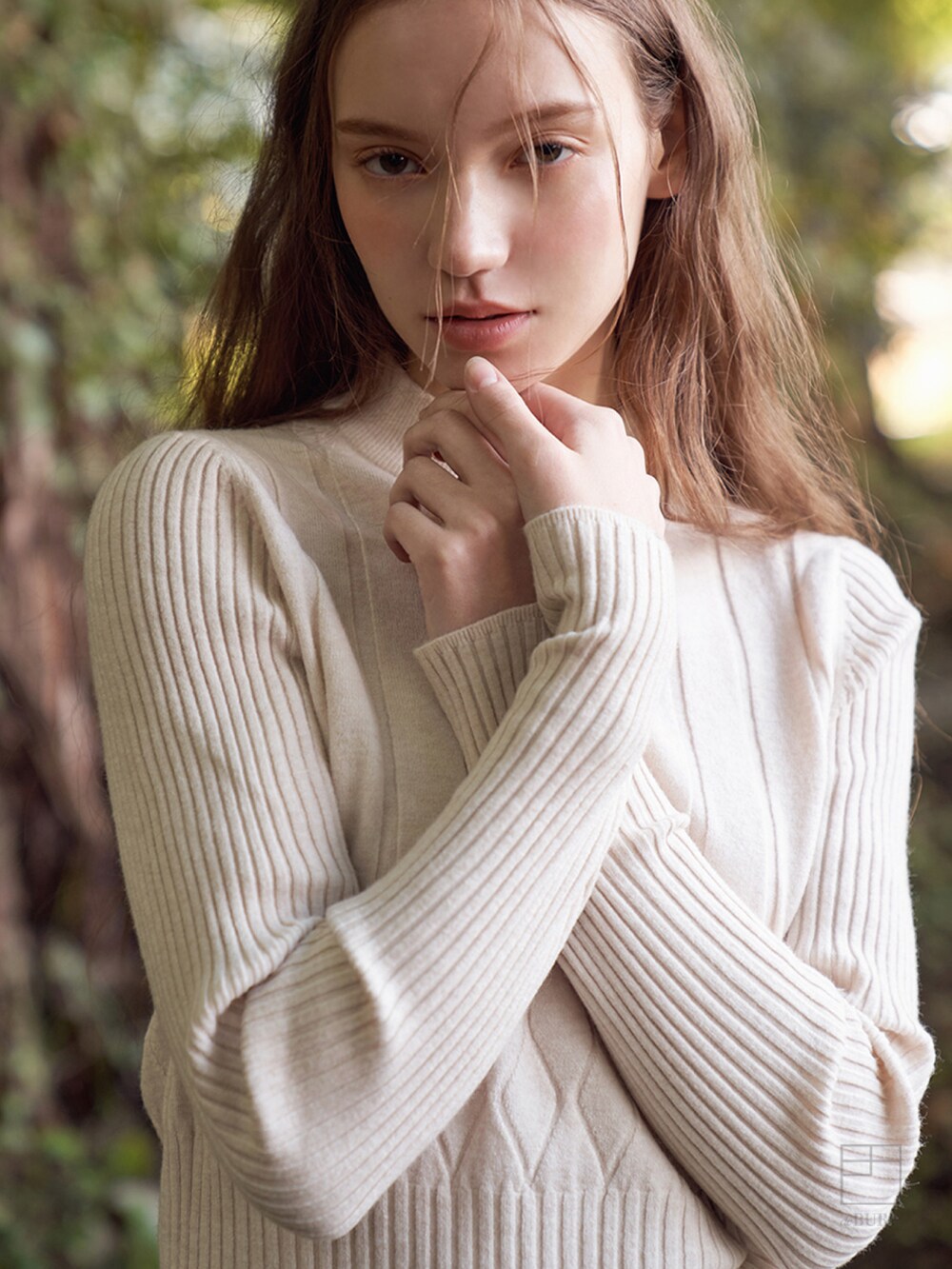 ベージュ系のニット/セーターを着用したレディースの冬コーディネートの2枚目の写真