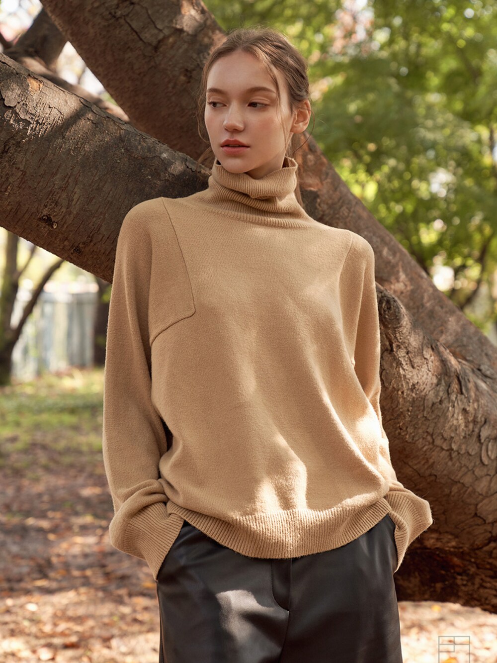 ベージュ系のニット/セーターを着用したレディースの冬コーディネートの5枚目の写真