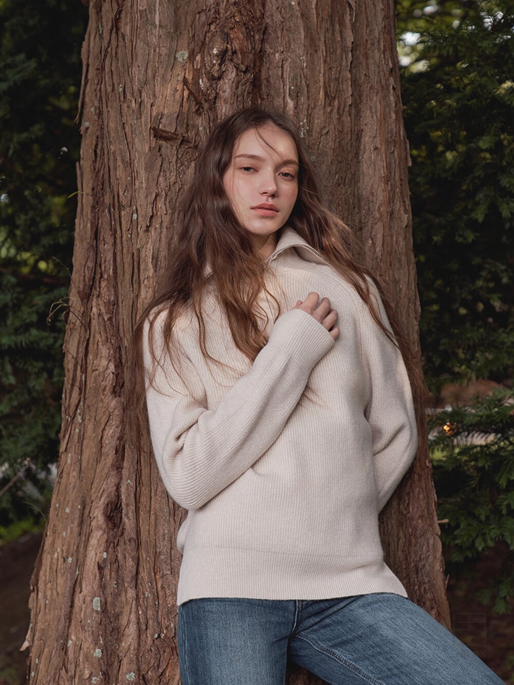 ベージュ系のニット/セーター、ベージュ系のニット/セーターを着用したレディースの冬コーディネートの5枚目の写真