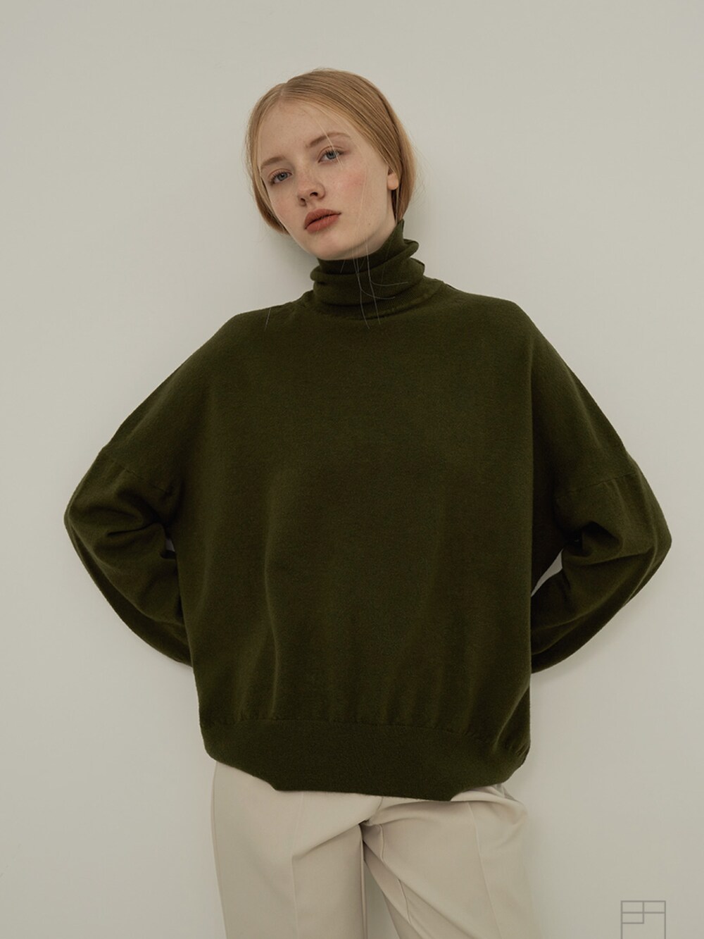 グリーン系のニット/セーターを着用したレディースの冬コーディネートの4枚目の写真