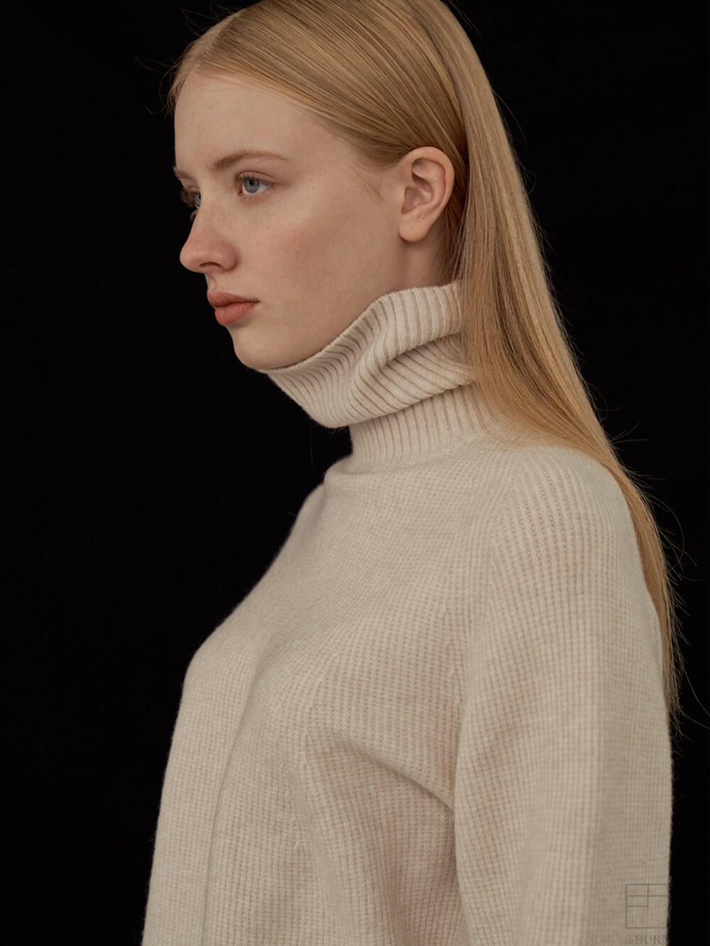 ベージュ系のニット/セーターを着用したレディースの冬コーディネートの4枚目の写真