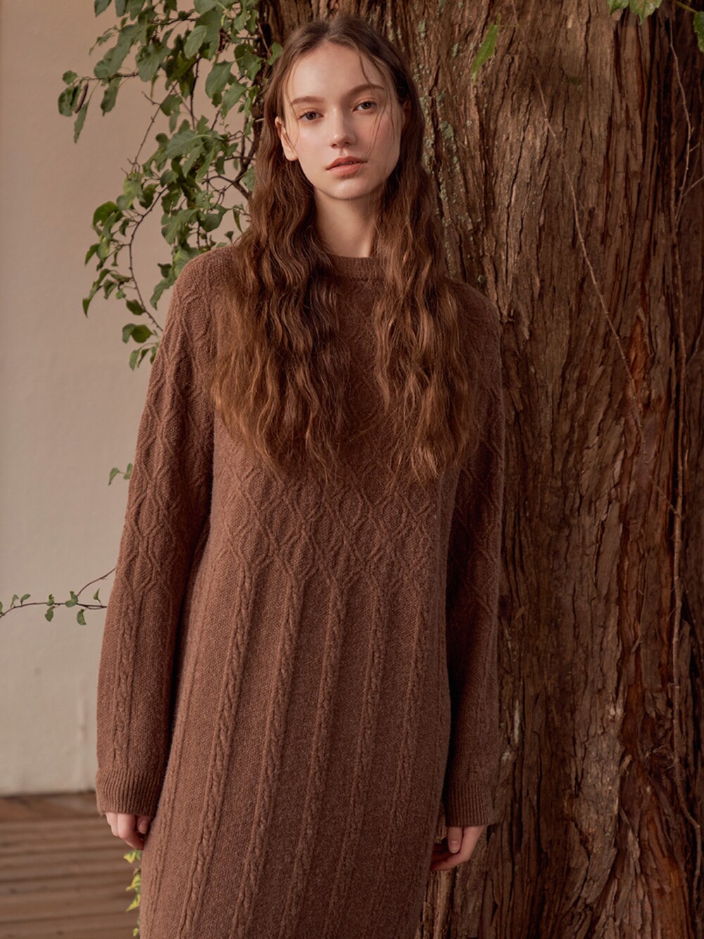 ブラウン系のドレスを着用したレディースの冬コーディネートの2枚目の写真