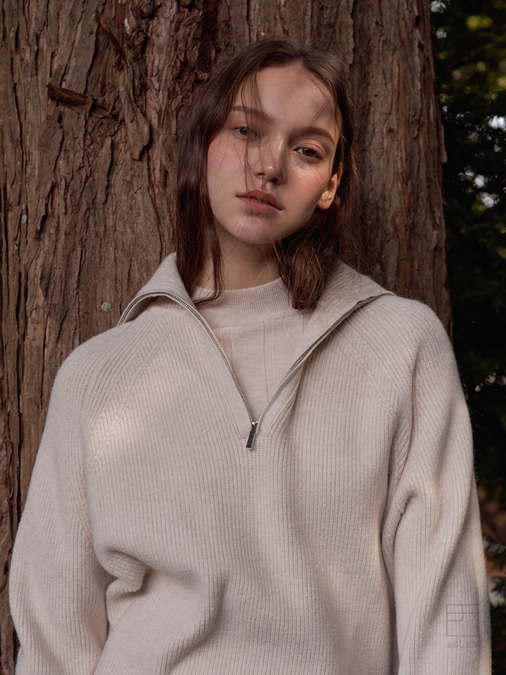 ベージュ系のニット/セーターを着用したレディースの冬コーディネートの2枚目の写真