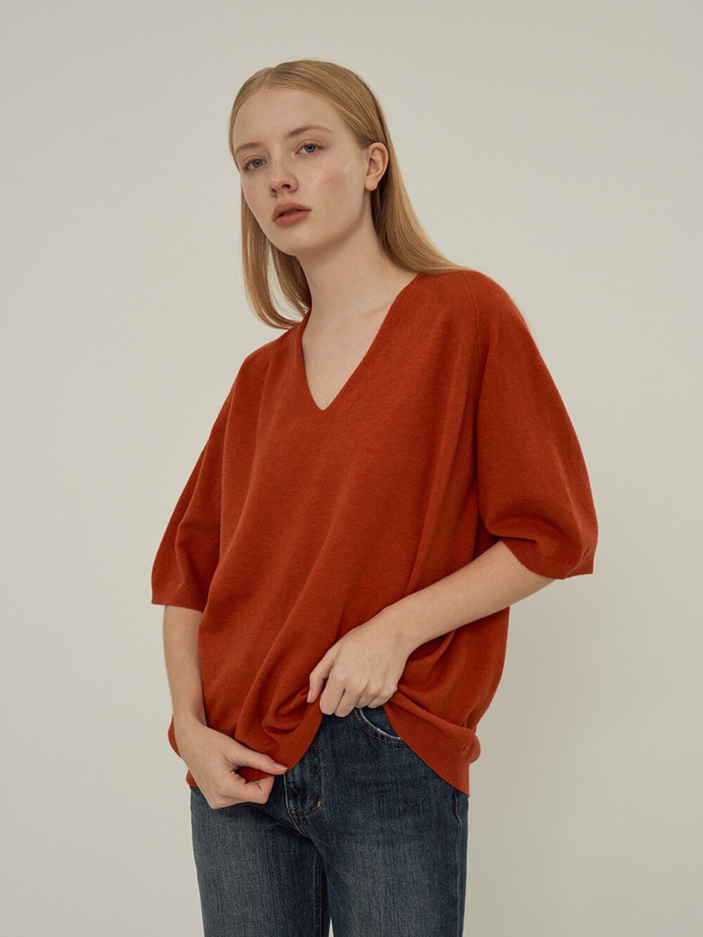 レッド系のニット/セーターを着用したレディースの冬コーディネートの3枚目の写真