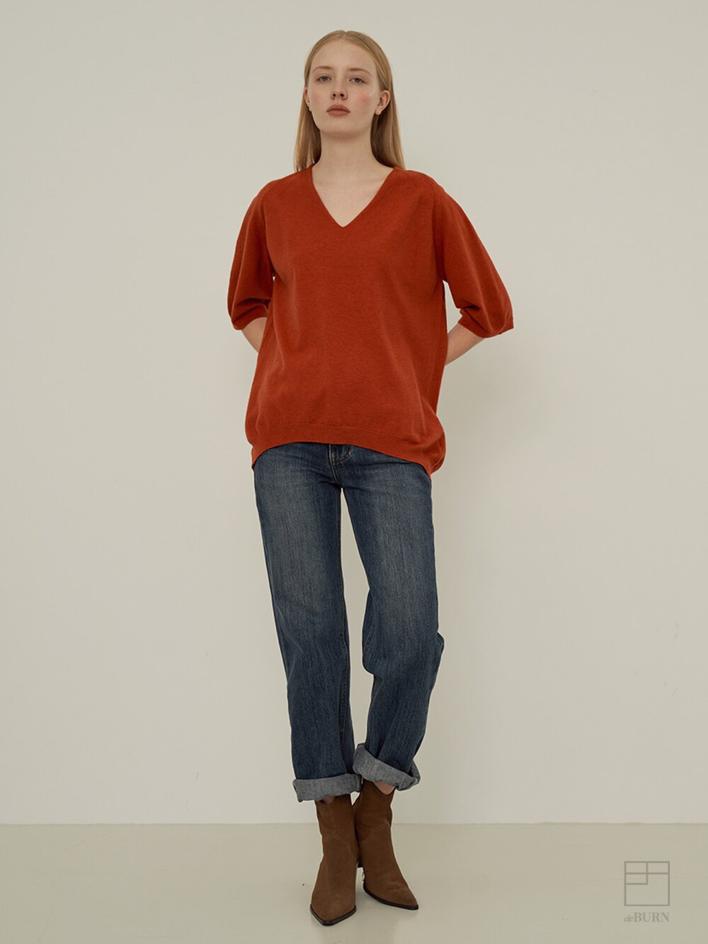 レッド系のニット/セーターを着用したレディースの冬コーディネートの4枚目の写真