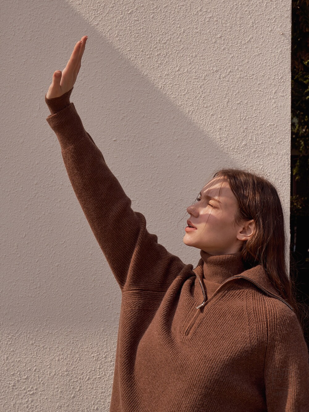 ブラウン系のニット/セーターを着用したレディースの冬コーディネートの4枚目の写真