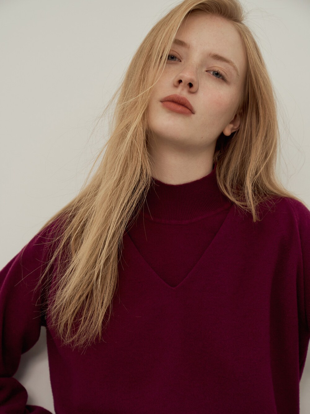 パープル系のニット/セーターを着用したレディースの冬コーディネートの4枚目の写真