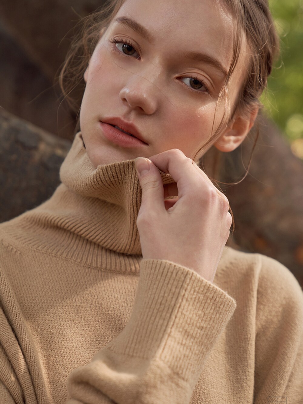 ベージュ系のニット/セーターを着用したレディースの冬コーディネートの2枚目の写真