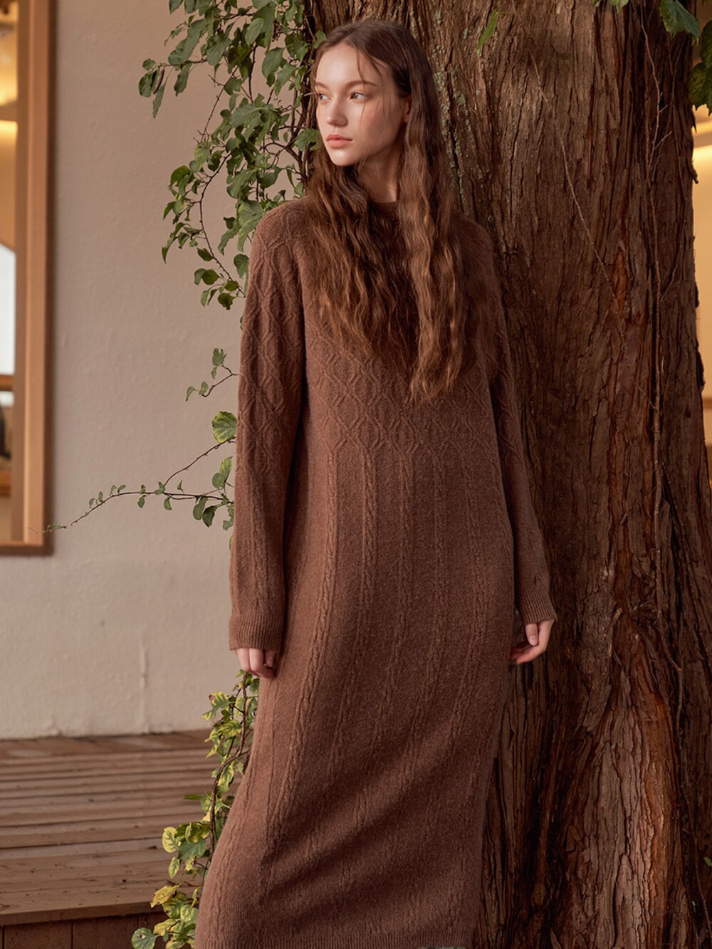 ブラウン系のドレスを着用したレディースの冬コーディネートの5枚目の写真