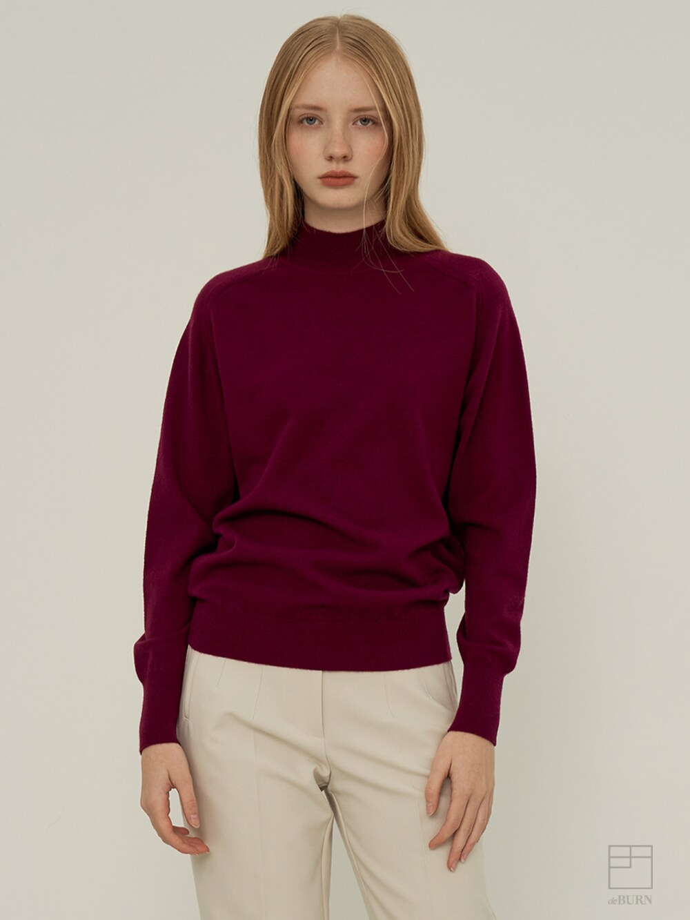 パープル系のニット/セーターを着用したレディースの冬コーディネートの3枚目の写真