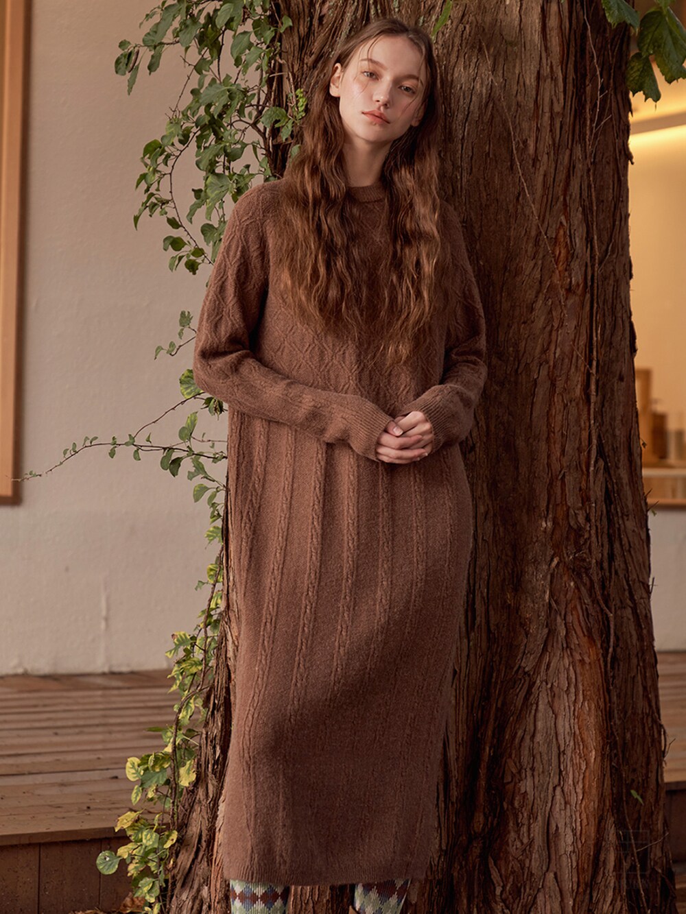 ブラウン系のドレスを着用したレディースの冬コーディネートの3枚目の写真