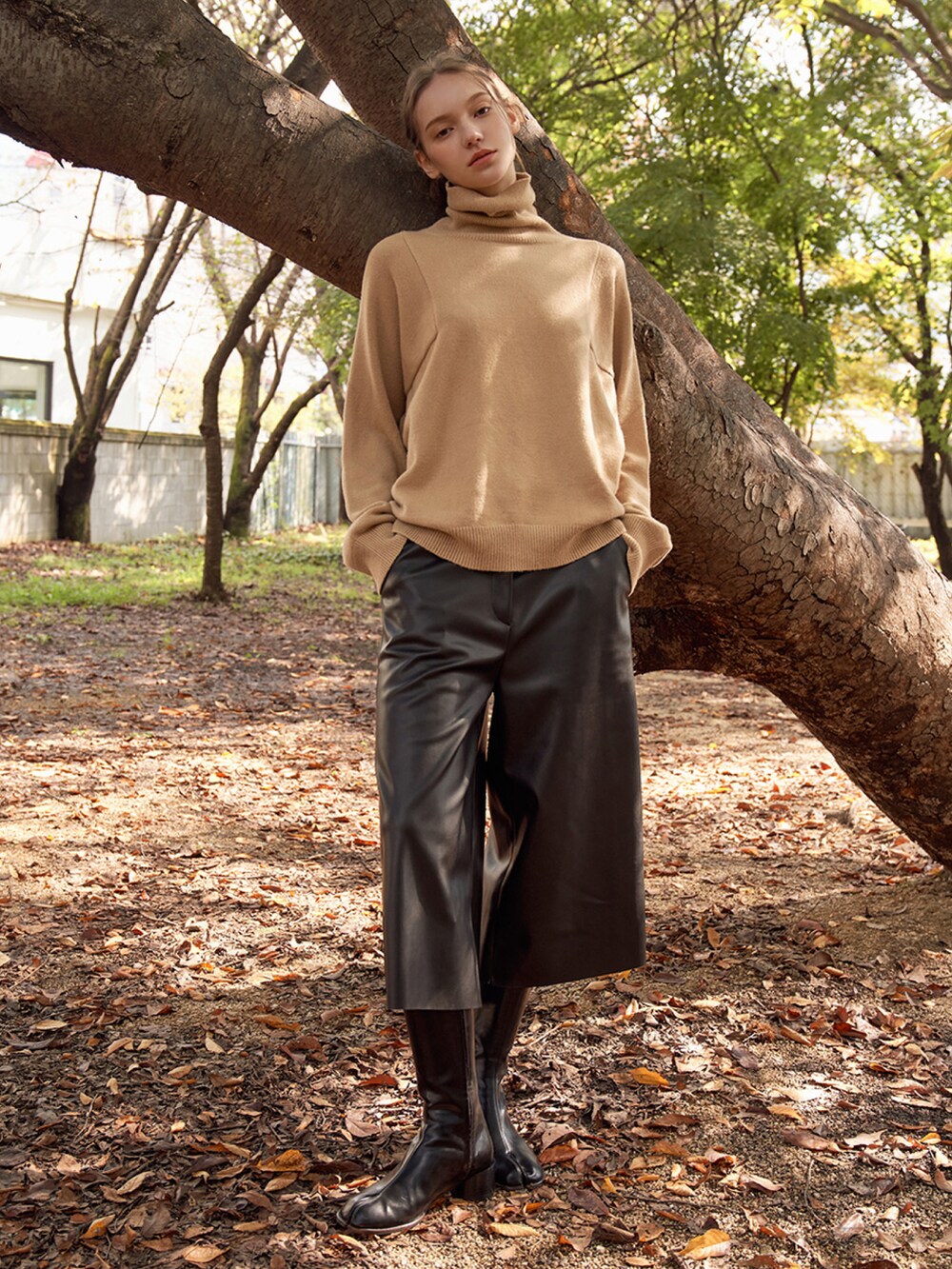 ベージュ系のニット/セーターを着用したレディースの冬コーディネートの3枚目の写真