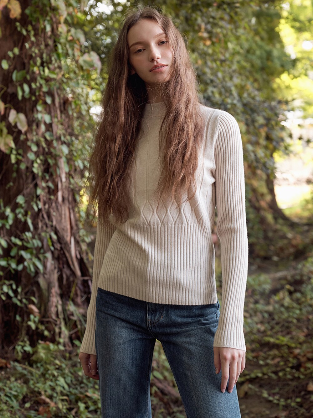 ベージュ系のニット/セーターを着用したレディースの冬コーディネートの4枚目の写真