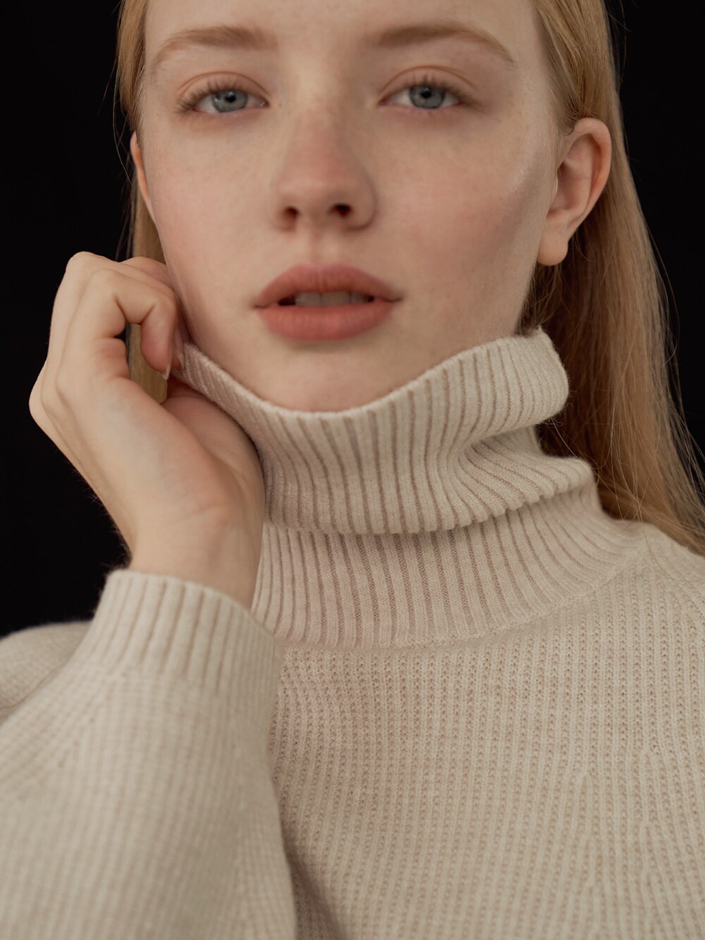 ベージュ系のニット/セーターを着用したレディースの冬コーディネートの2枚目の写真