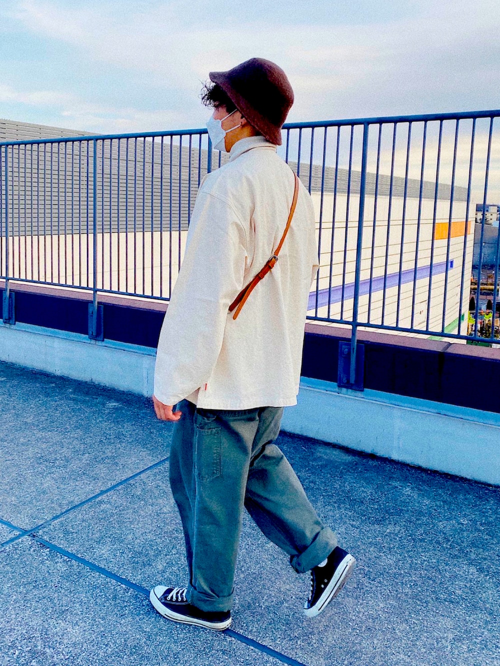 グリーン系のカーゴパンツ、ホワイト系のニット/セーター、ホワイト系のシャツ/ブラウスを着用したメンズの冬コーディネートの3枚目の写真