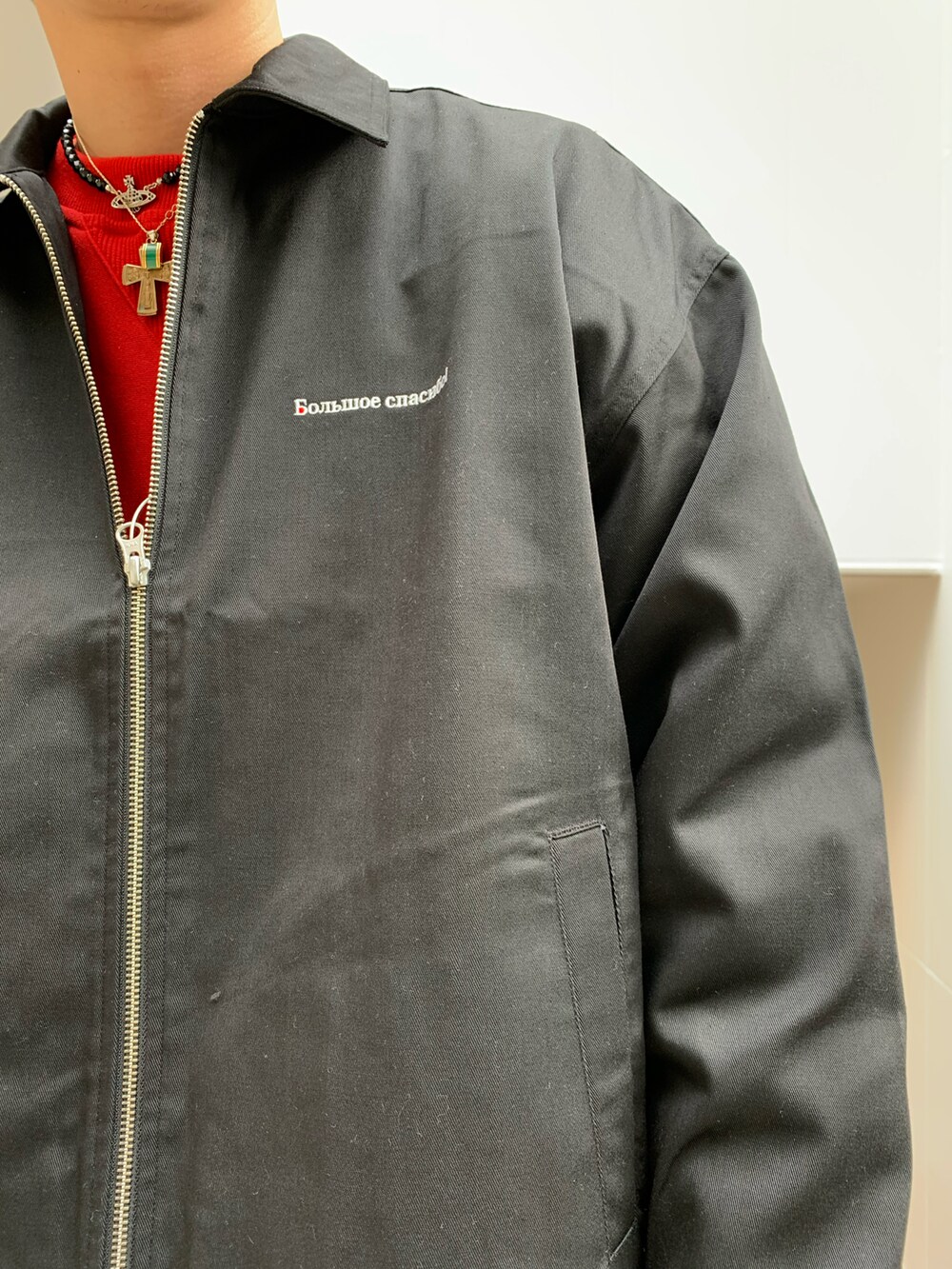 ブラック系のナイロンジャケット、ブラック系のブルゾン、ブラック系のブルゾンを着用したメンズの冬コーディネートの3枚目の写真