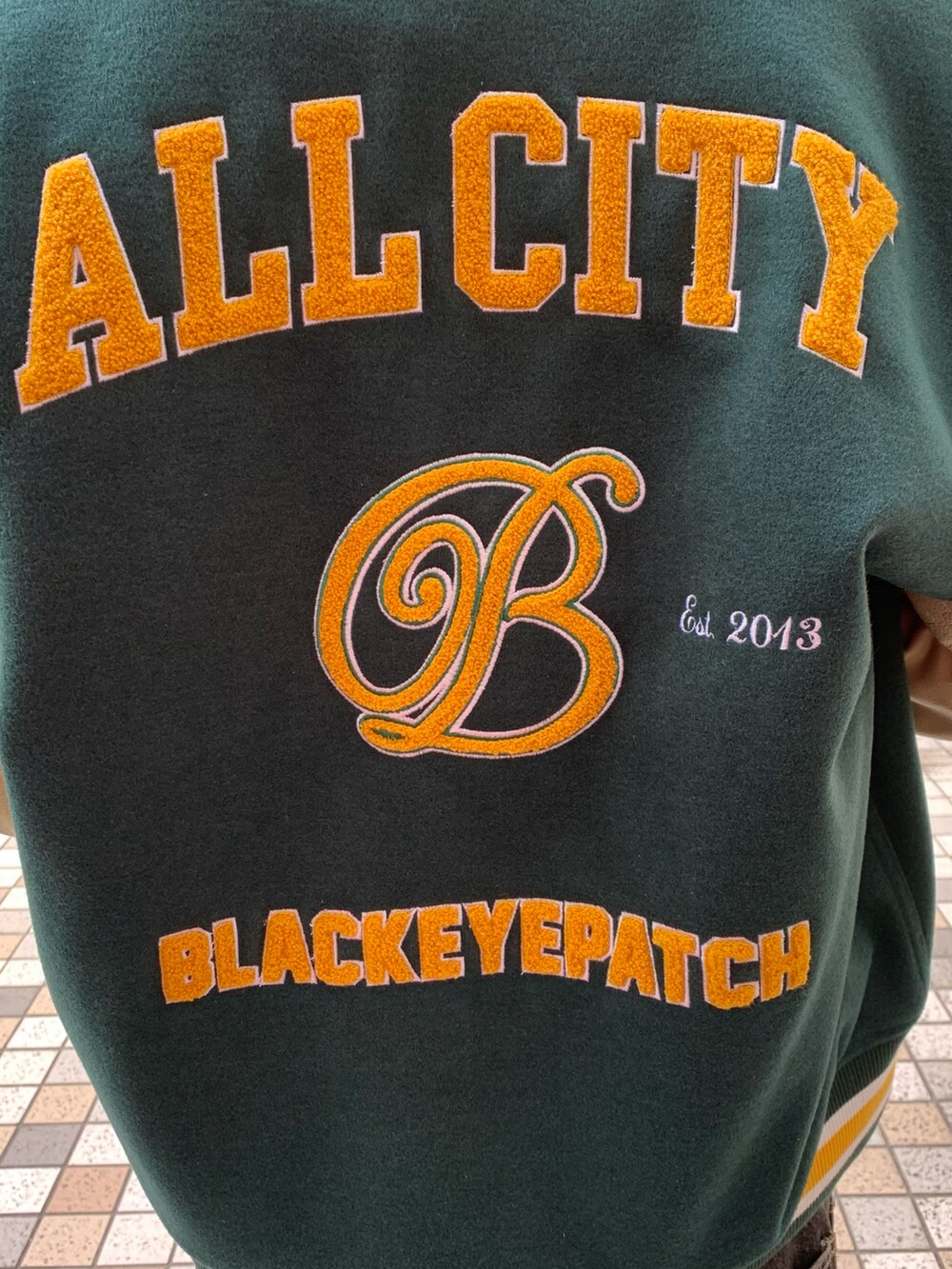 グリーン系のスタジャンを着用したメンズの冬コーディネートの3枚目の写真