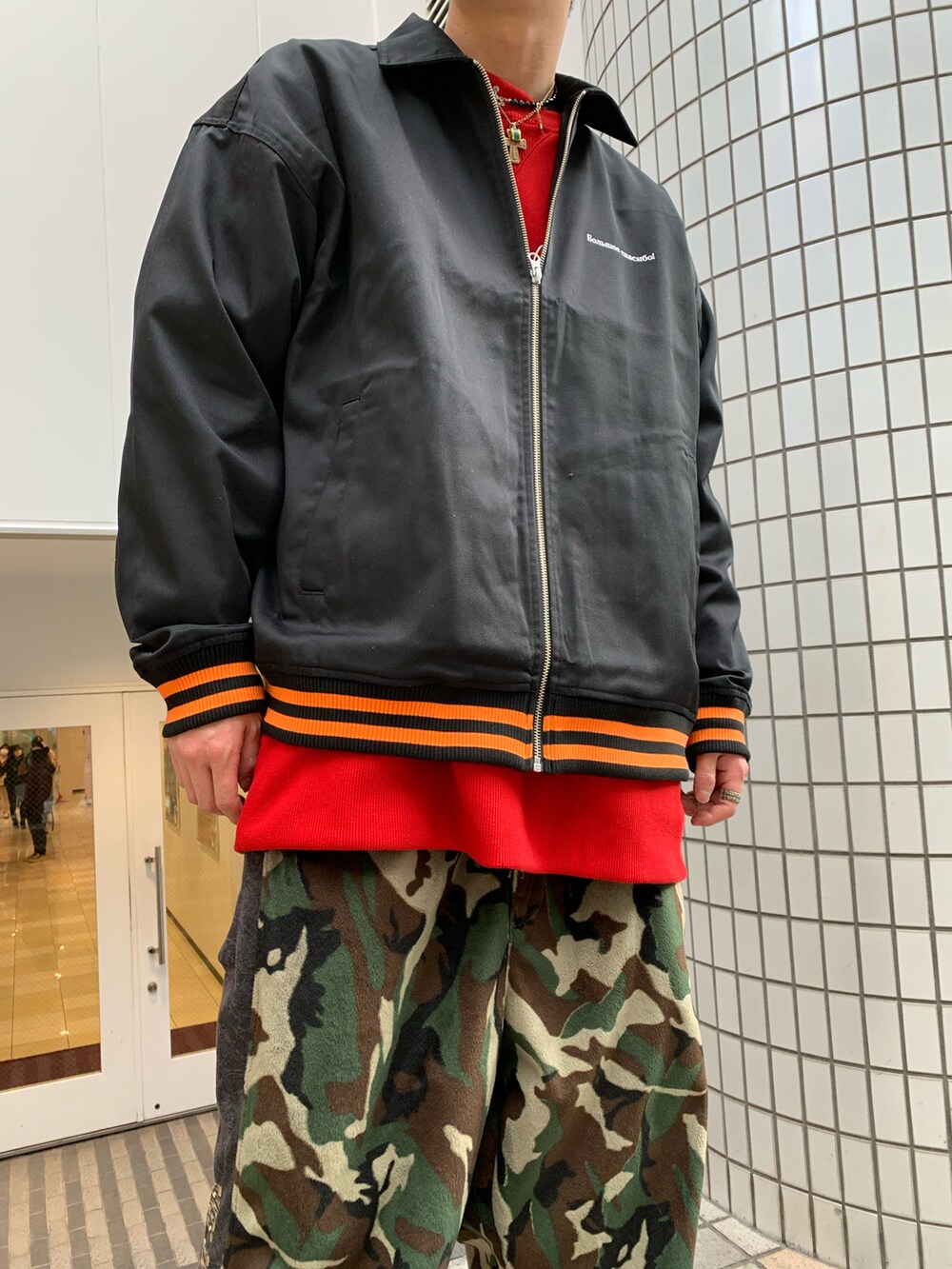 ブラック系のナイロンジャケット、ブラック系のブルゾン、ブラック系のブルゾンを着用したメンズの冬コーディネートの2枚目の写真