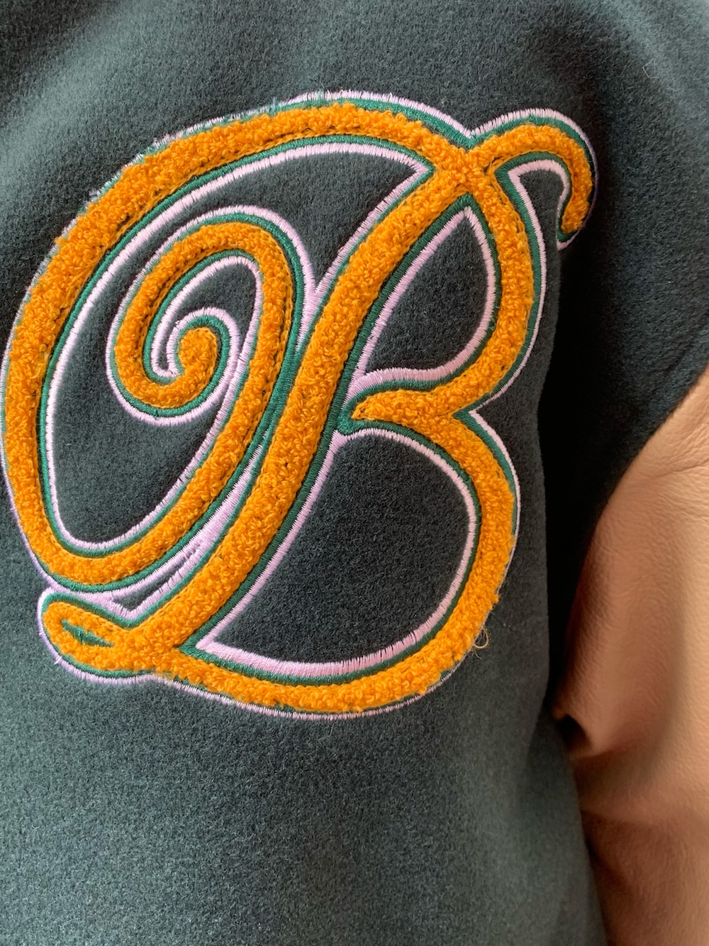 グリーン系のスタジャンを着用したメンズの冬コーディネートの4枚目の写真