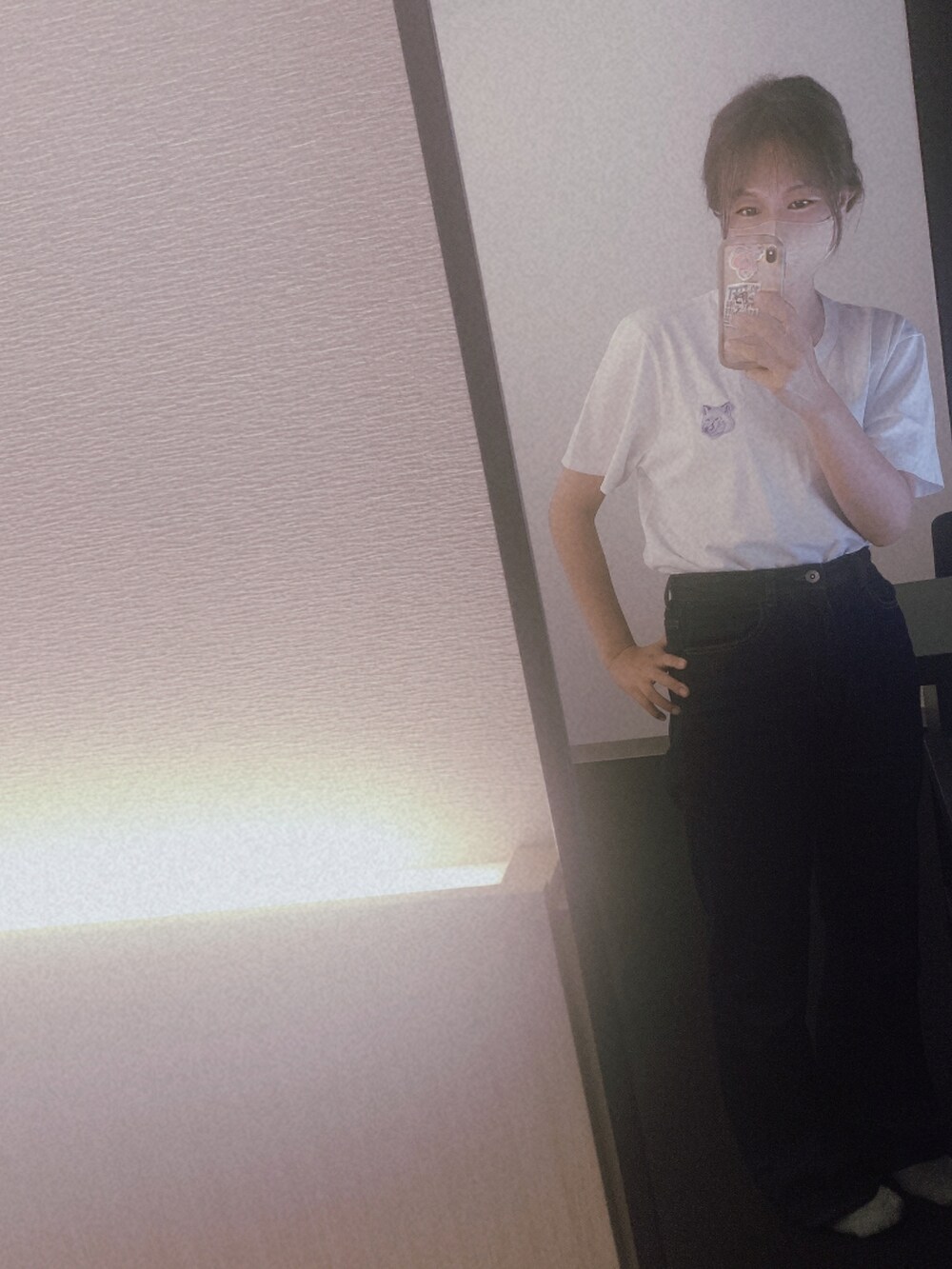 ホワイト系のTシャツ/カットソー、ブルー系のデニムパンツを着用したレディースの夏コーディネートの2枚目の写真