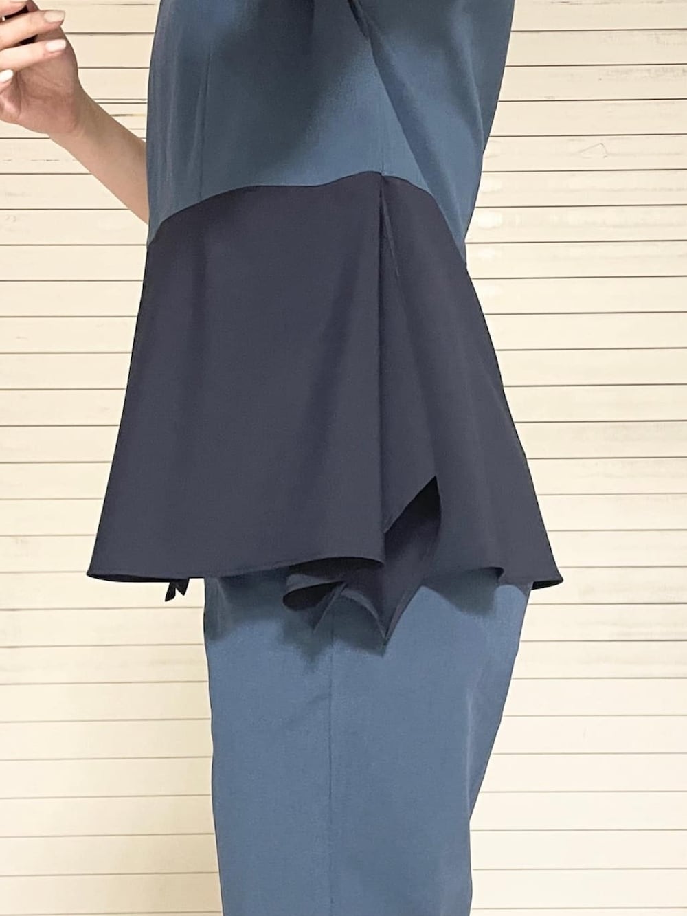 ブルー系のスーツパンツ、ブラック系のトートバッグ、ブルー系のシャツ/ブラウスを着用したレディースの春コーディネートの5枚目の写真